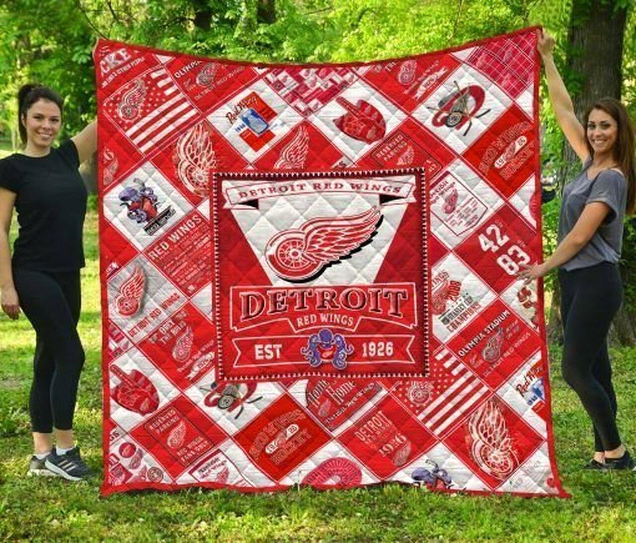 Detroit Red W Quilt Blanket