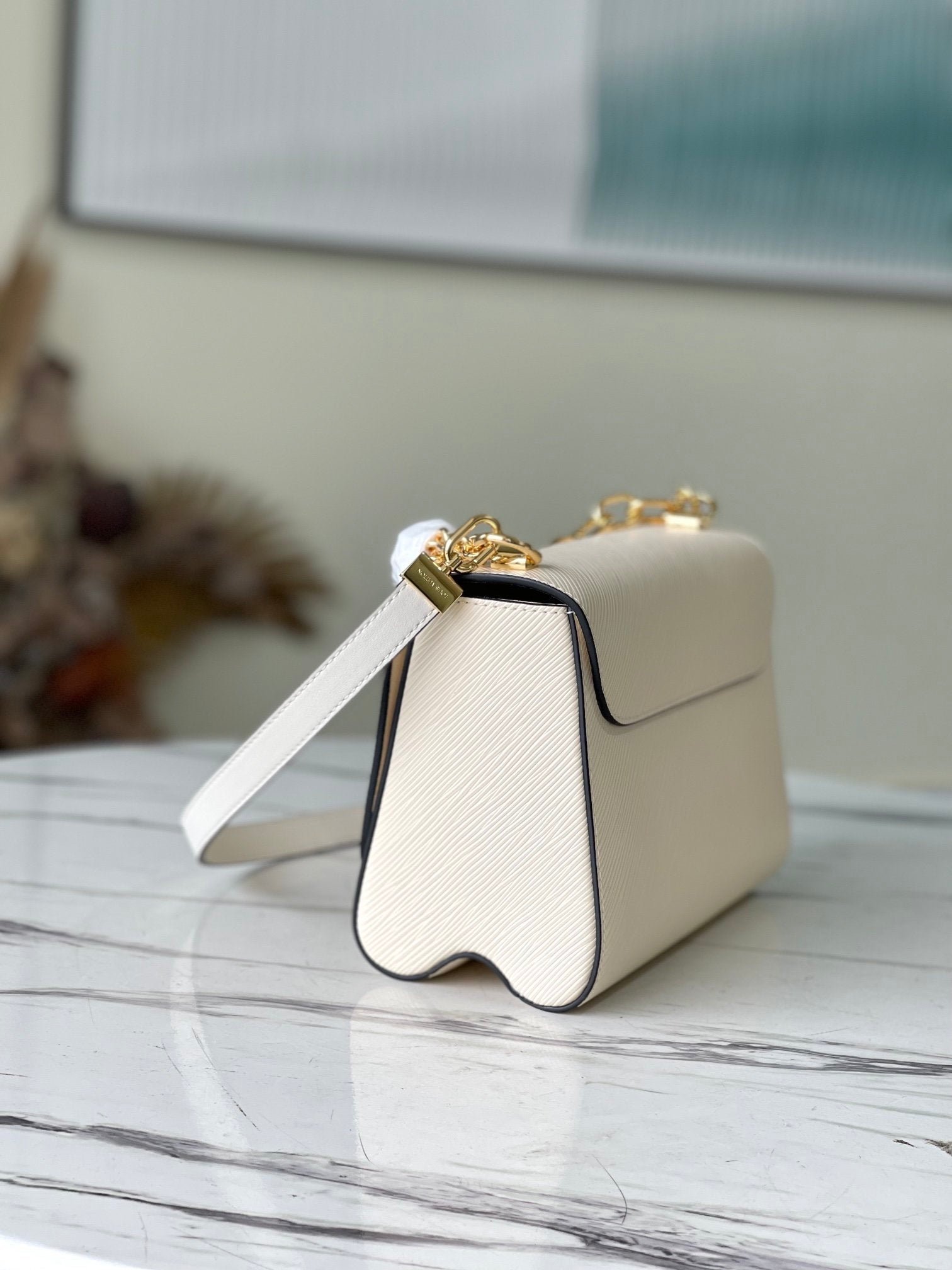 Louis Vuitton Twist MM 23cm