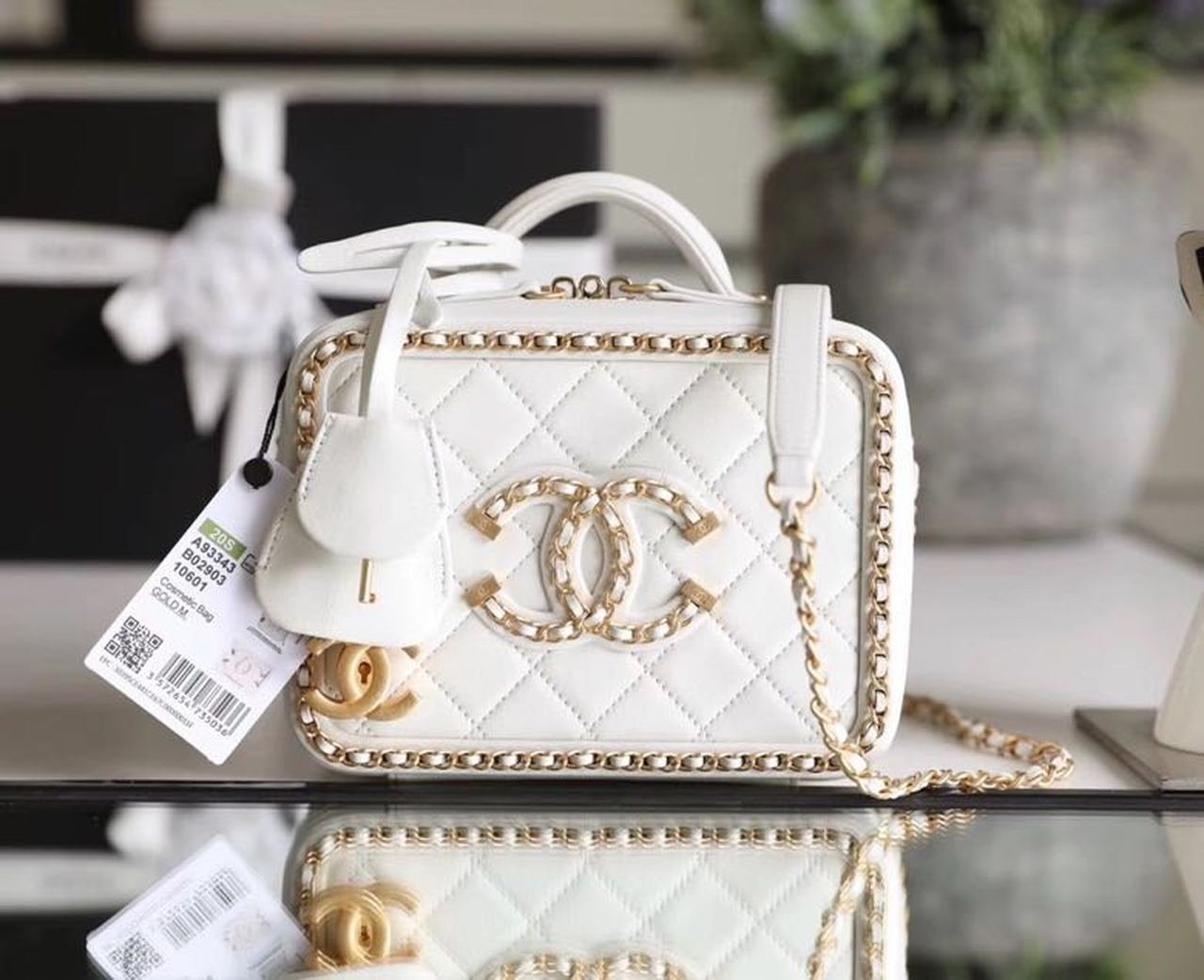 Chanel Chain Around CC Filigree Vanity Bag 18cm Caviar Leather Gold Hardware Spring/Summer Collection White