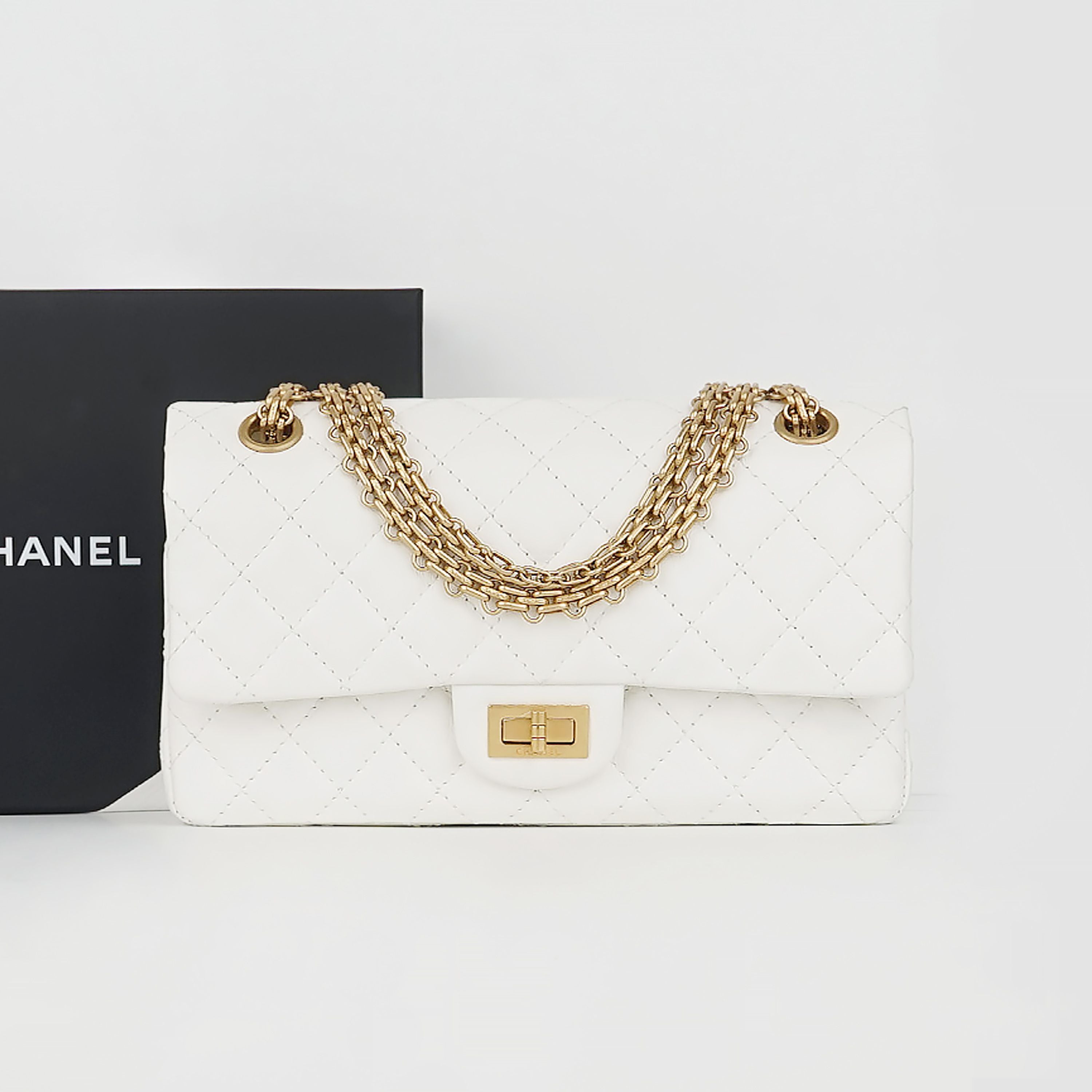 CHANEL Vintage White Medium Chain-Embedded Chip Bag 2.55 A37586