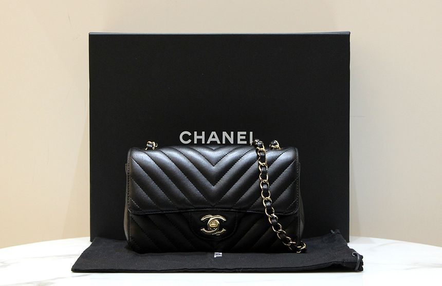 CHANEL Classic Chevron Lambskin Mini Chain Flap Shoulder Crossbody Bag 26 - A69900