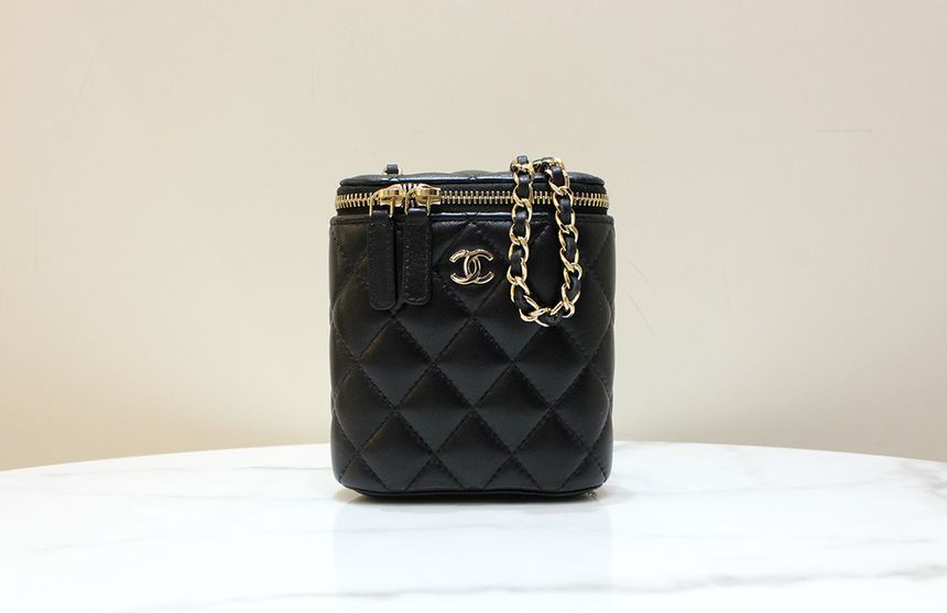 CHANEL Lambskin Vanity Cosmetic Mini Chain Shoulder Crossbody 30s AP1466 A Grade