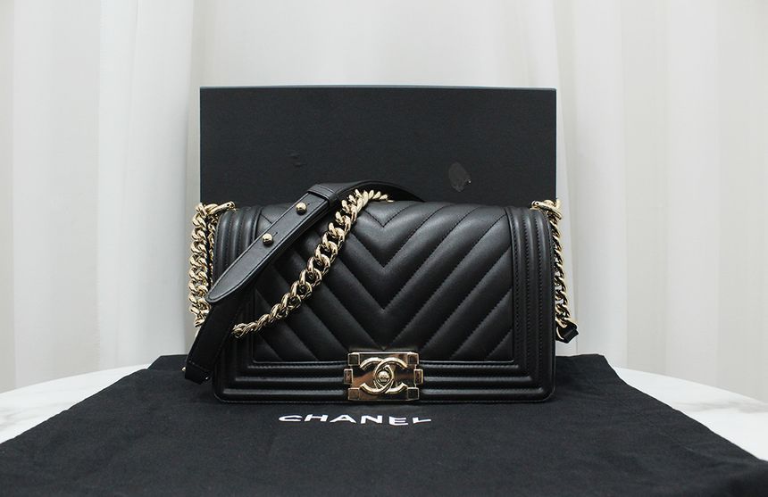 CHANEL Chevron Boy Bag Medium Black with Gold Flap Shoulder Bag A67086 27th Grade A