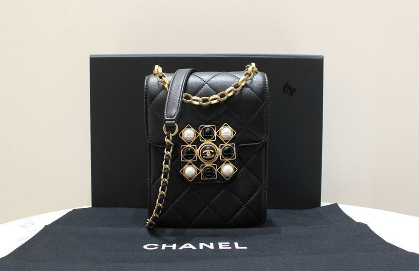 CHANEL Mini Chain Flap Shoulder Crossbag with Onyx Pearl Detail Black AS1890 S-Grade 30s