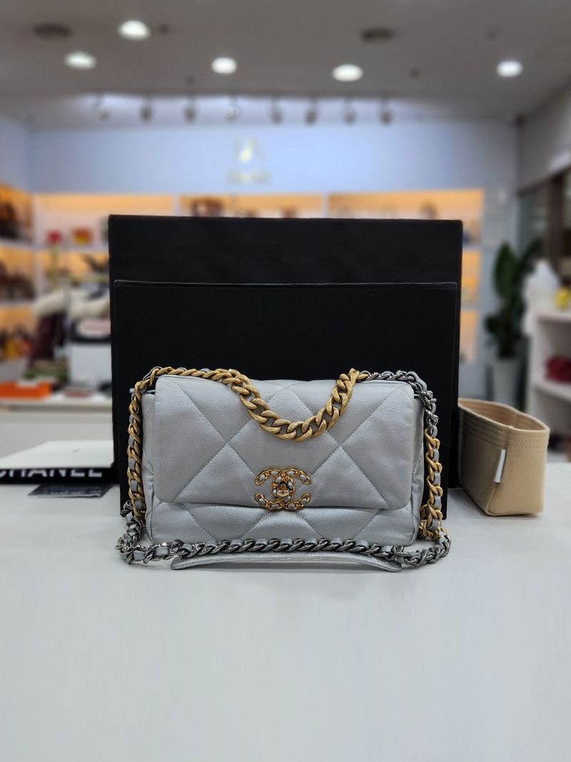 CHANEL Metallic Silver Chain Shoulder Bag Size 30s AS1160