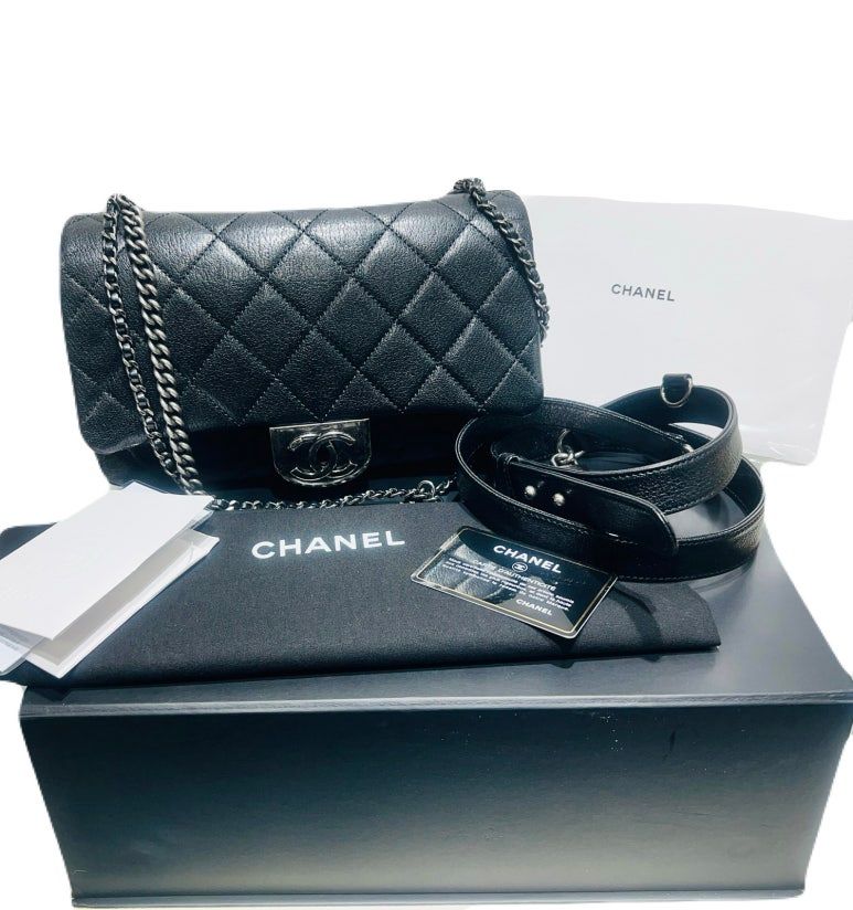 CHANEL Black Caviar Classic Silver Flap Shoulder Crossbag 22nd A93134