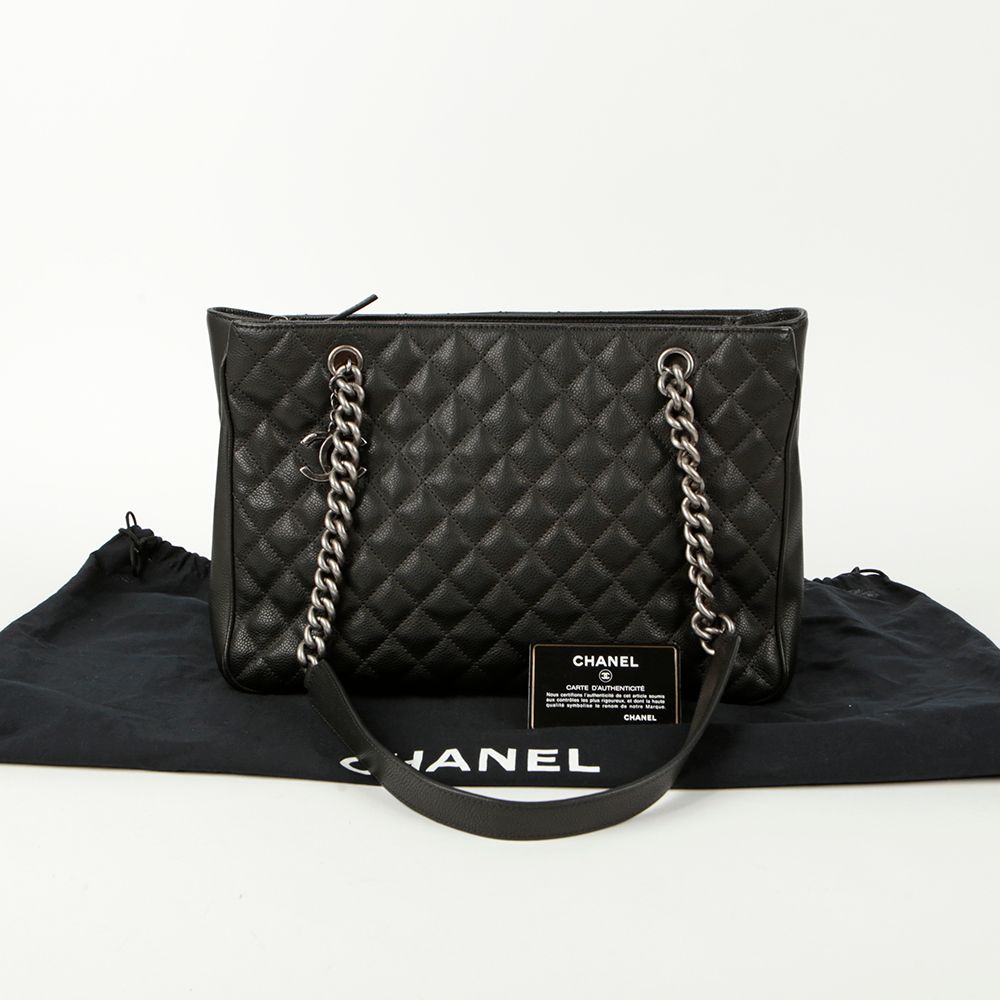 CHANEL Caviar Skin Shoulder Bag - CC Logo (SKU: 23)