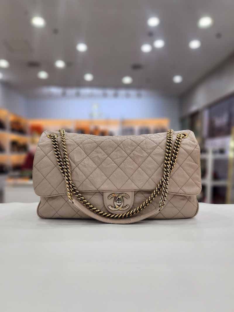 CHANEL Caviar Flap Gold Chain Shoulder Bag 18