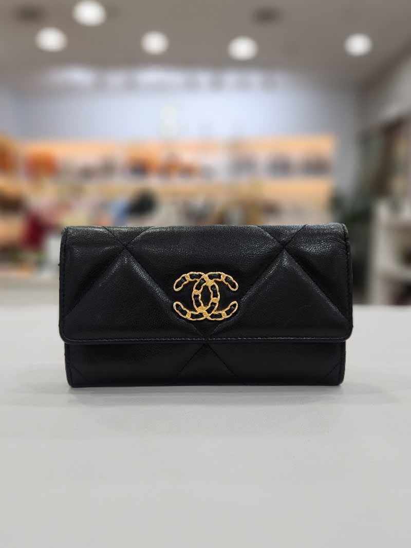 CHANEL Lambskin 19 Flap Wallet AP0953