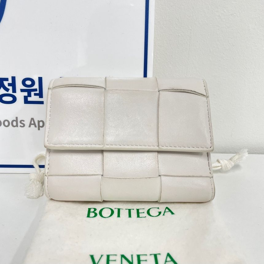 Bottega Veneta Snap Button Wallet - White (SKU: one size)