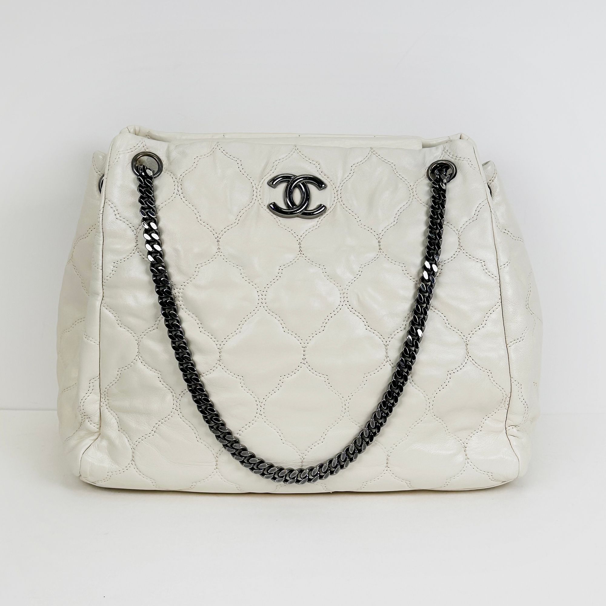 CHANEL Vintage Ivory Black Nickel Chain Accordion Luxury Shoulder Bag 4VCHB27650