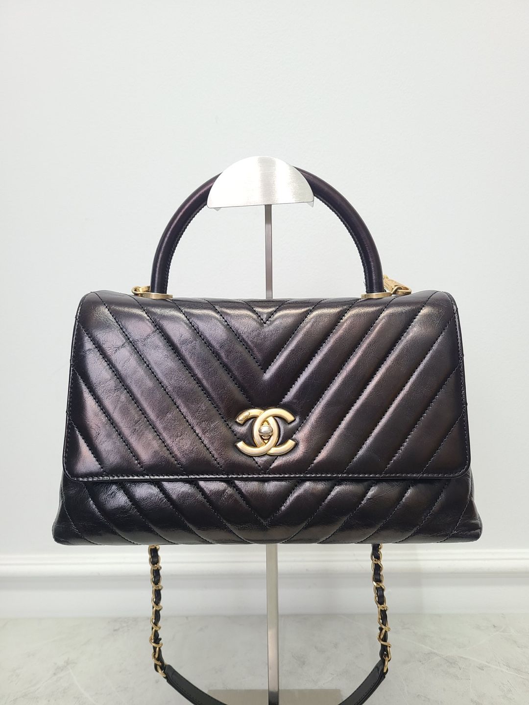 CHANEL Black Vintage Calfskin Chevron Coco Handle Medium 24th