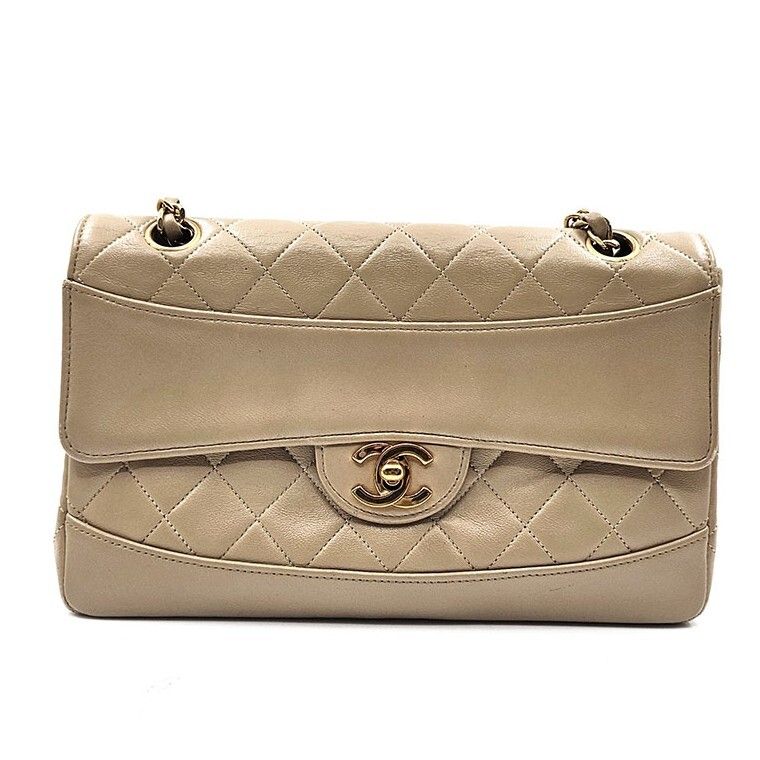 CHANEL Flap Shoulder Bag in Lambskin 100424033