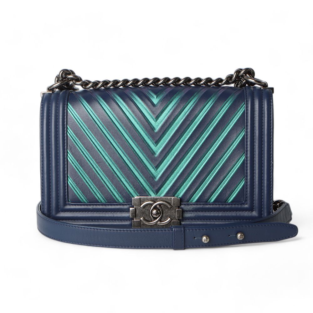 CHANEL Chevron Boy Bag Medium in Calfskin / 32324-3