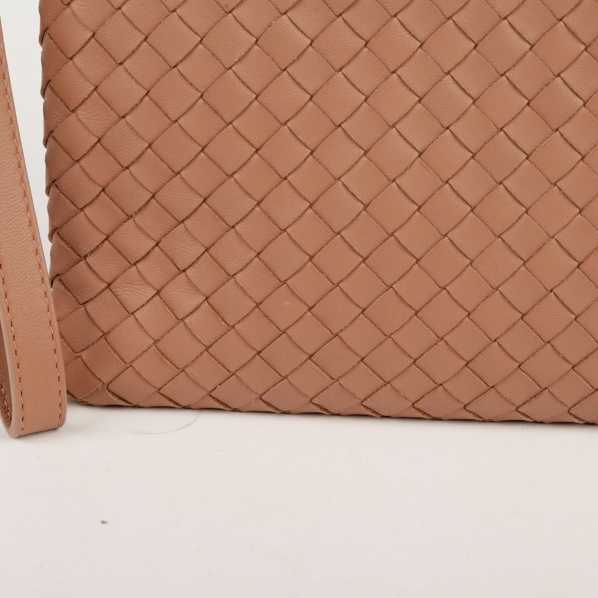 Bottega Veneta Stylish Strap Clutch 442242
