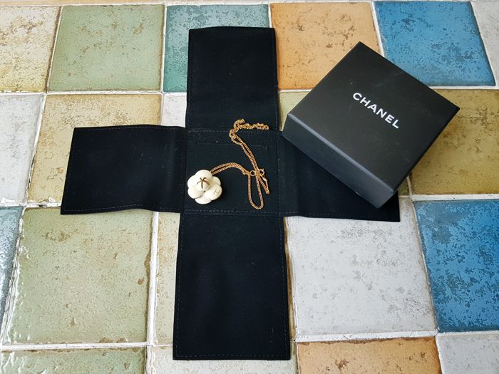 CHANEL Camellia Necklace 114883656