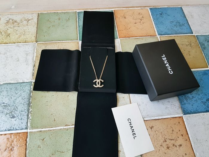 CHANEL Pearl CC Logo Necklace 20 124328585