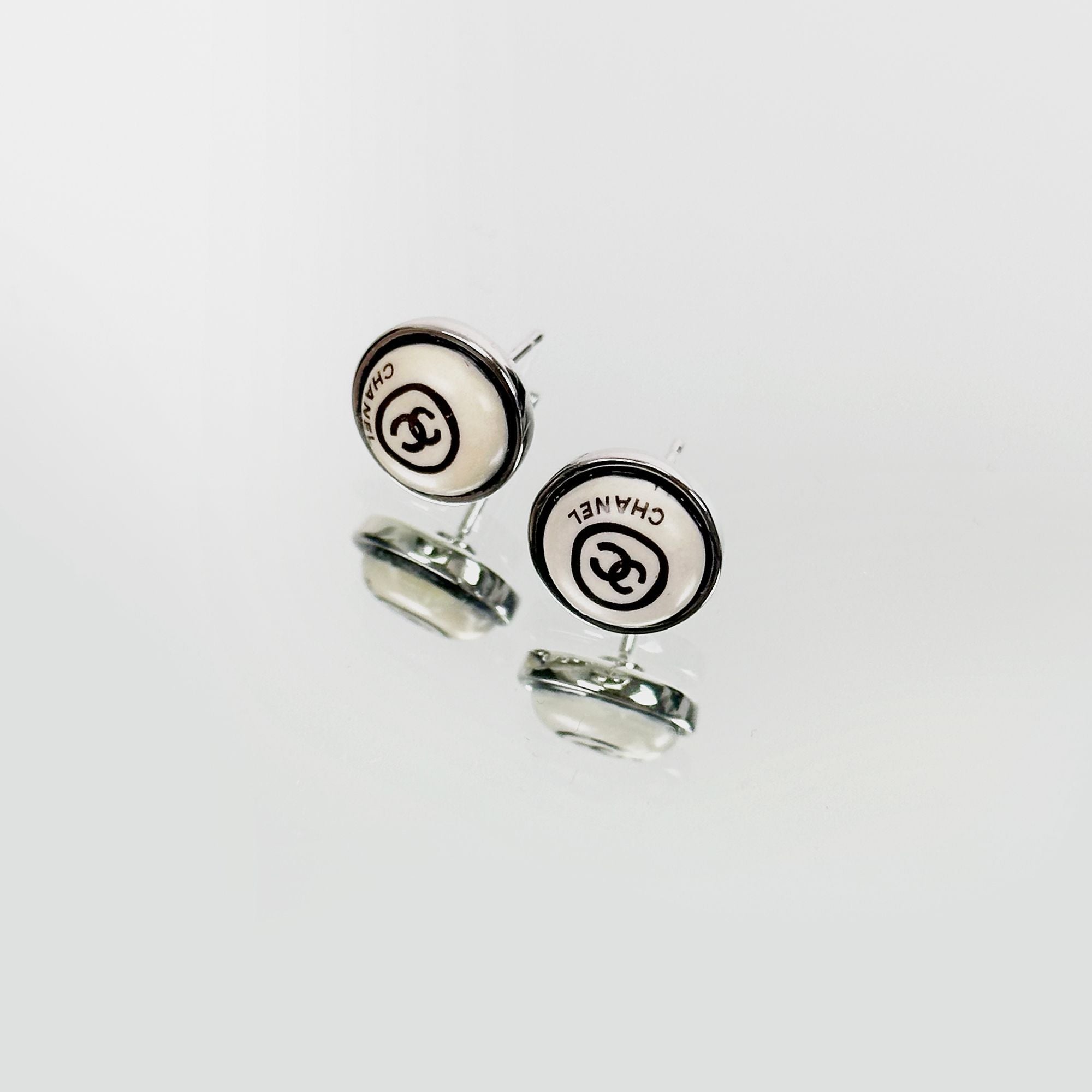 CHANEL Vintage Coco Mark Writing Style Beige Silver Round Piercing 4JCHA4351 92919355