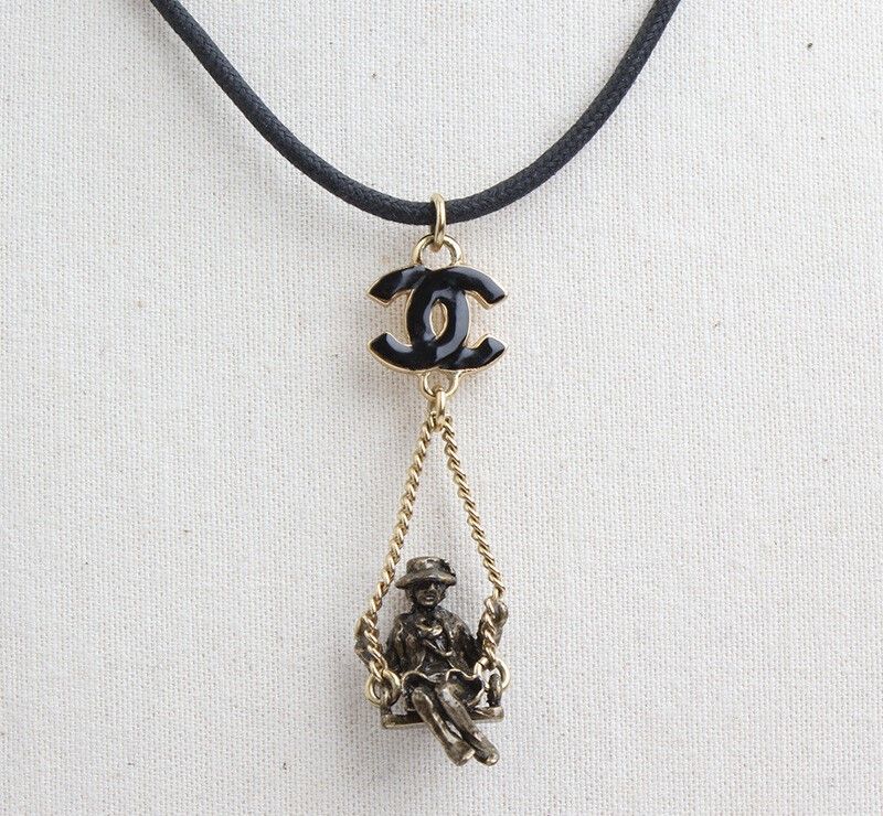 CHANEL Coco Pendant Necklace 40276361