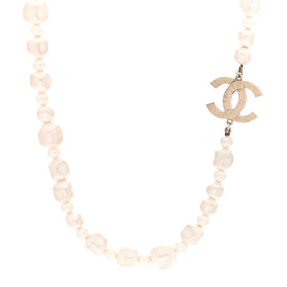 Graduated Pearl CC Short Necklace Gold