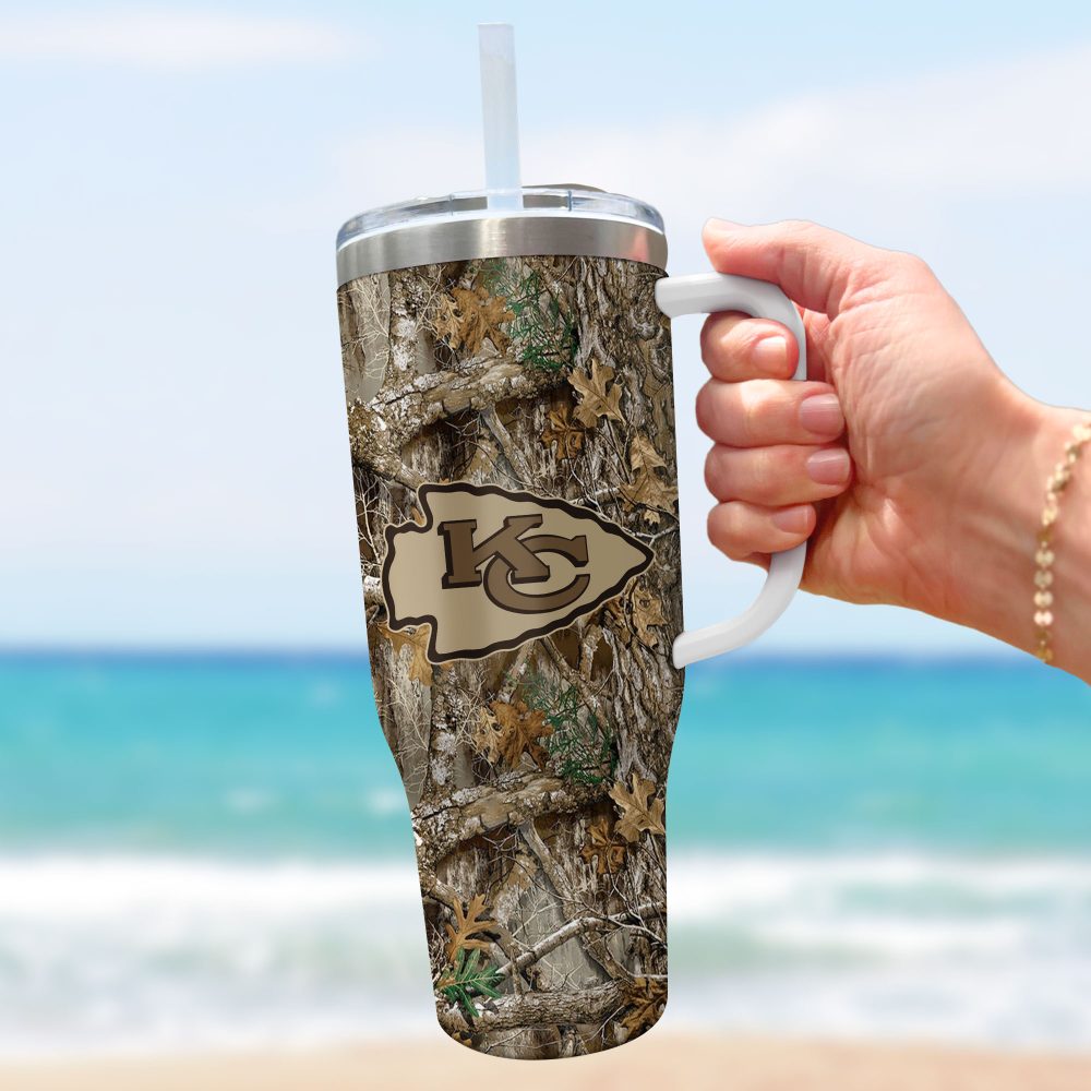 Kansas City Chiefs Nfl Hunting Realtree Custom Stanley Quencher 40Oz Stainless Steel Tumbler With Handle - Image 3