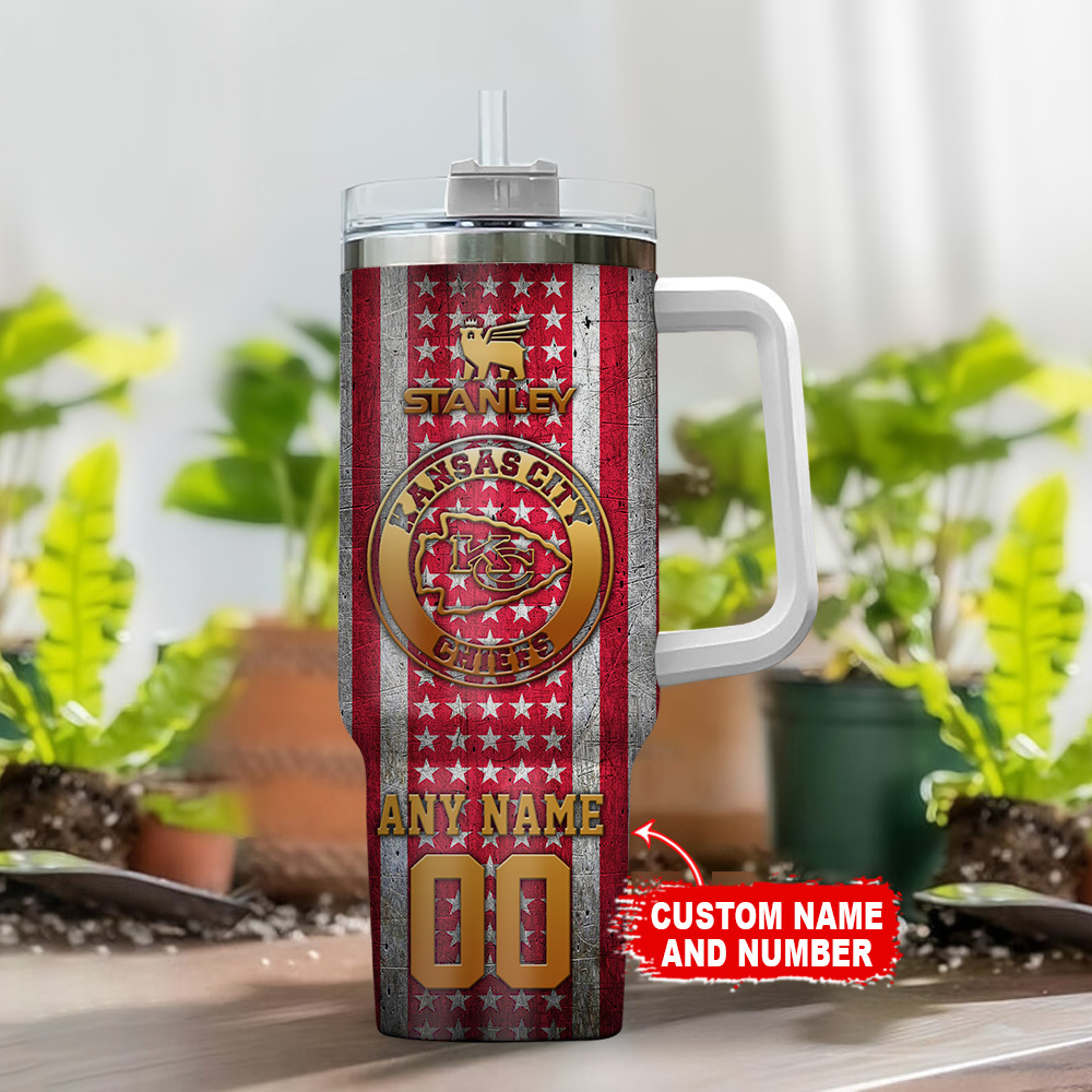 Kansas City Chiefs Nfl Golden Logos Us Flag Custom Stanley Quencher 40Oz Stainless Steel Tumbler With Handle - Image 2