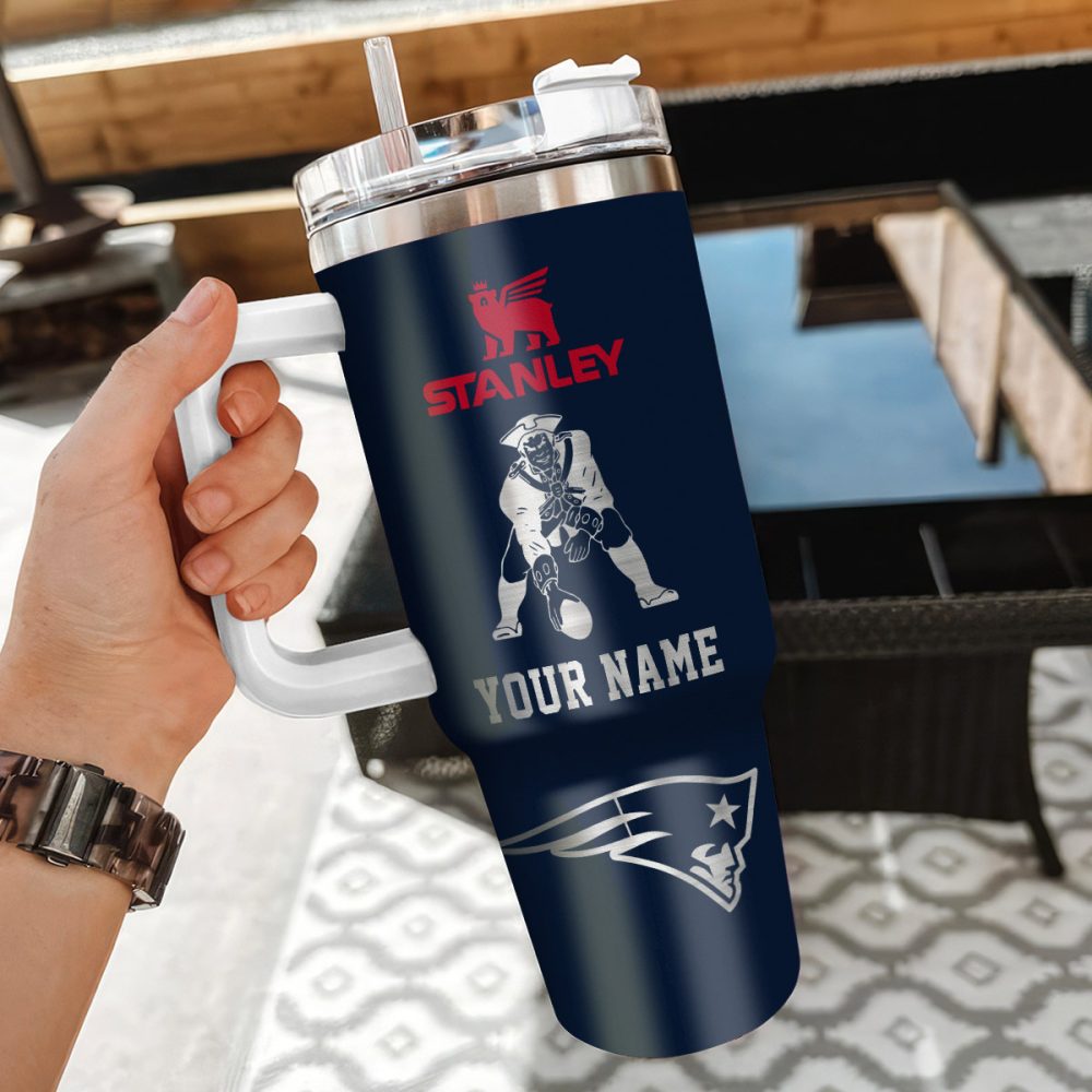 New England Patriots Nfl Silver Logo Custom Stanley Quencher 40Oz Stainless Steel Tumbler With Handle - Image 3