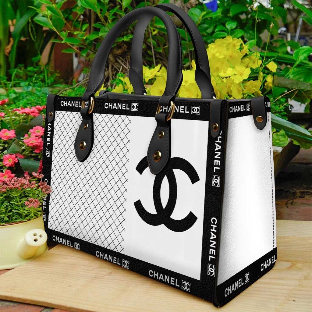 Chanel Women Leather handbag - Image 2