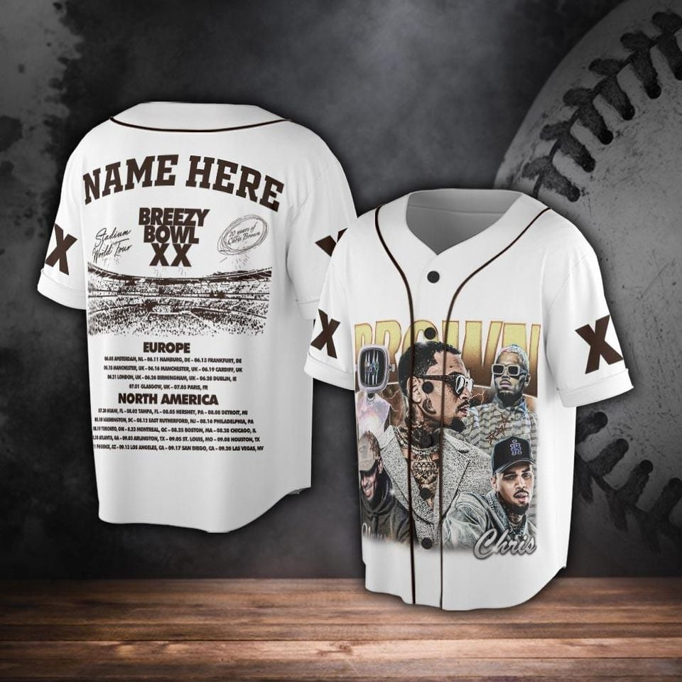 Summer concert outfits: The Concert Baseball Jersey & Streetwear Sneakers