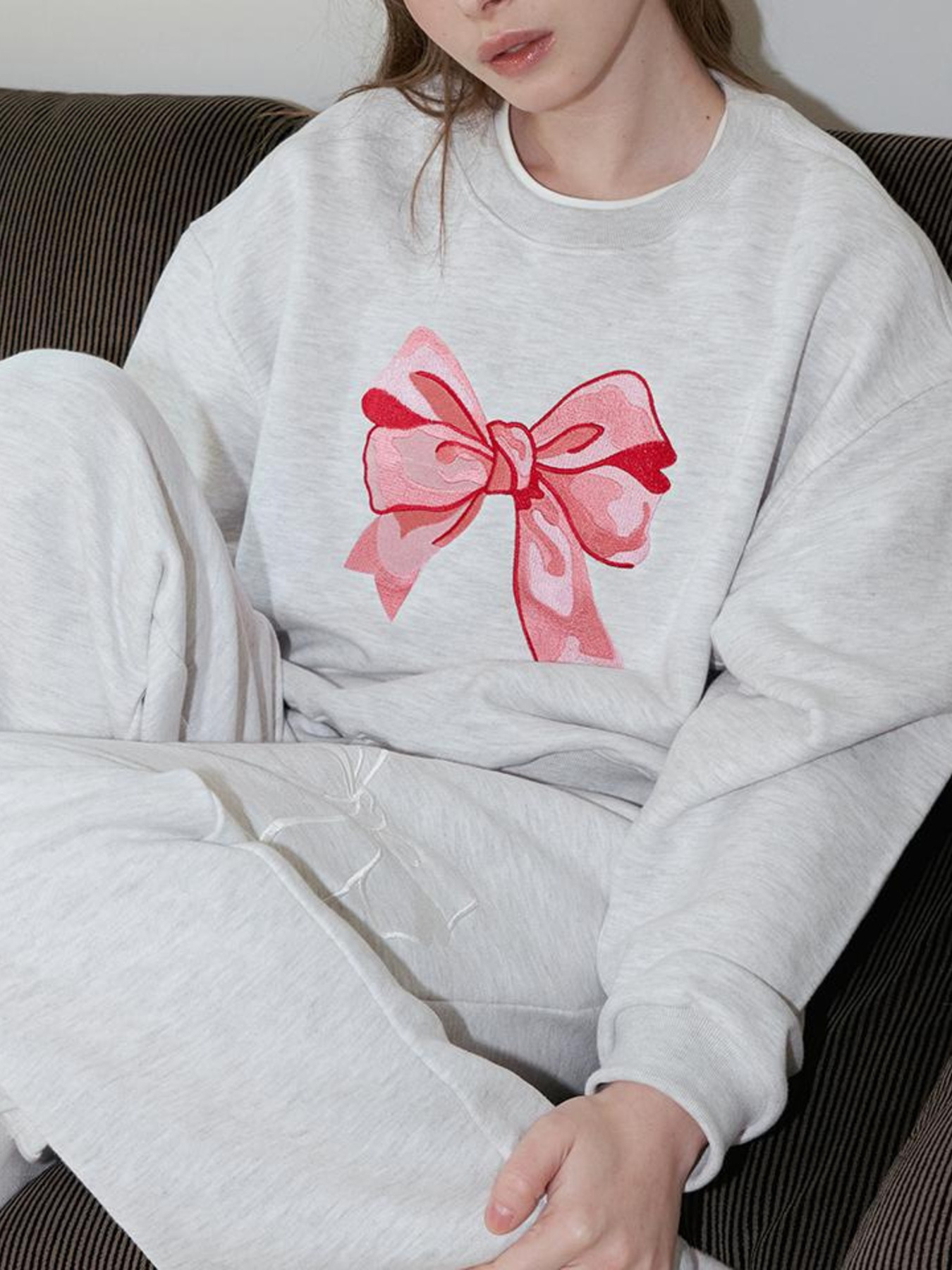 Bow Graphic Round Neck Long Sleeve Sweatshirt