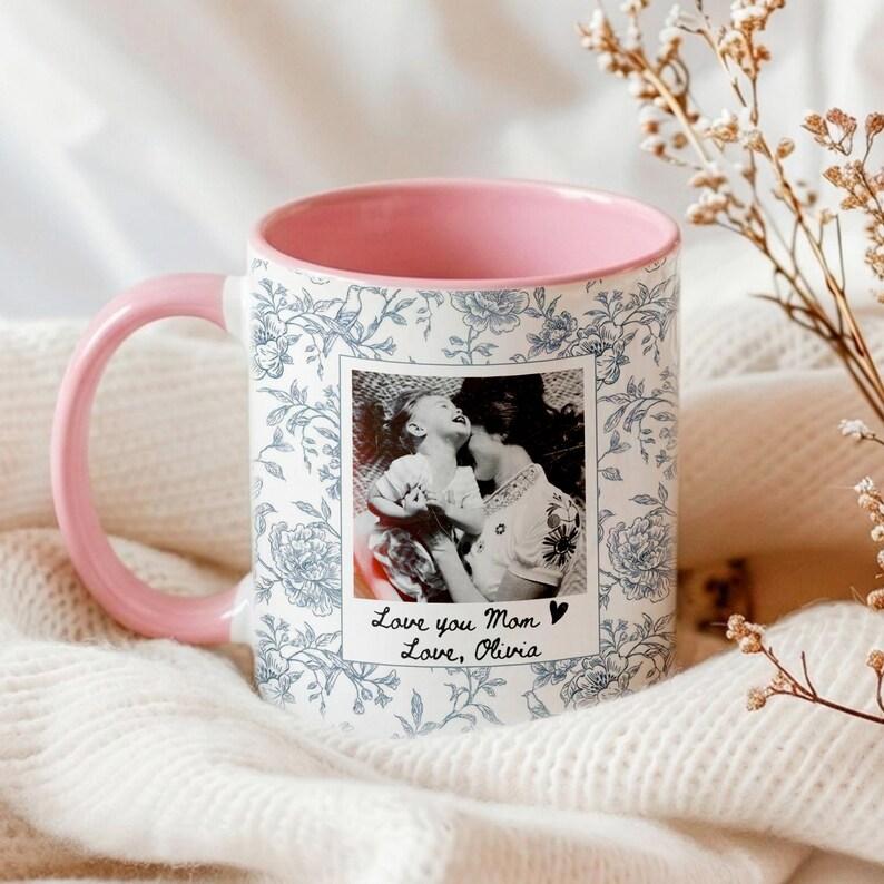 [Flash Deals] BojjiArtist Personalized Photo Coffee Mug, Vintage Blue Toile de Jouy Floral Ceramic Cup, Custom Message "Love You Mom" Polaroid Style Mug, Unique Mother's Day Gift 3
