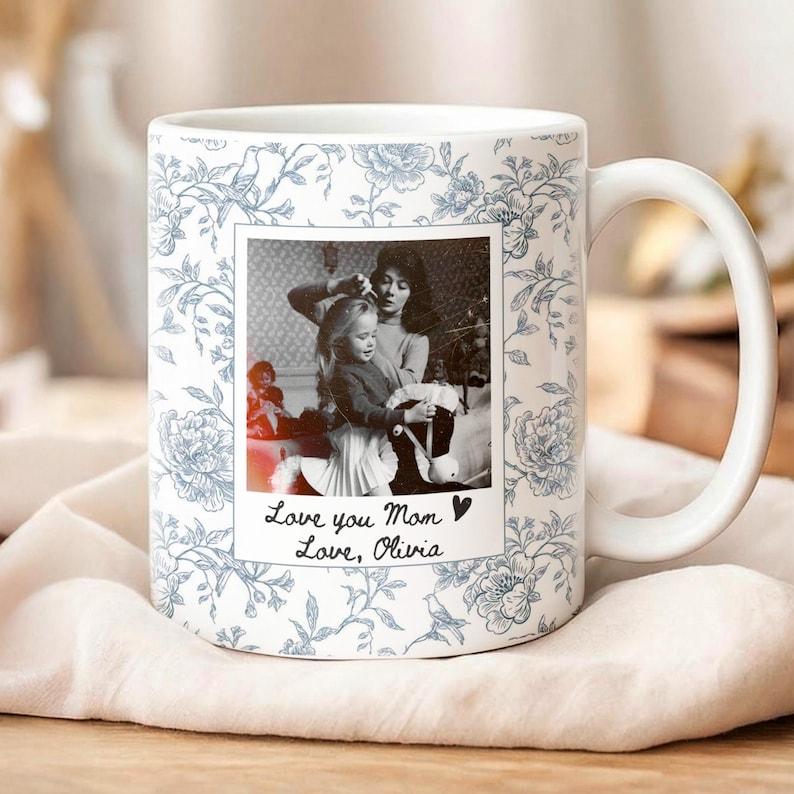 [Flash Deals] BojjiArtist Personalized Photo Coffee Mug, Vintage Blue Toile de Jouy Floral Ceramic Cup, Custom Message "Love You Mom" Polaroid Style Mug, Unique Mother's Day Gift 4