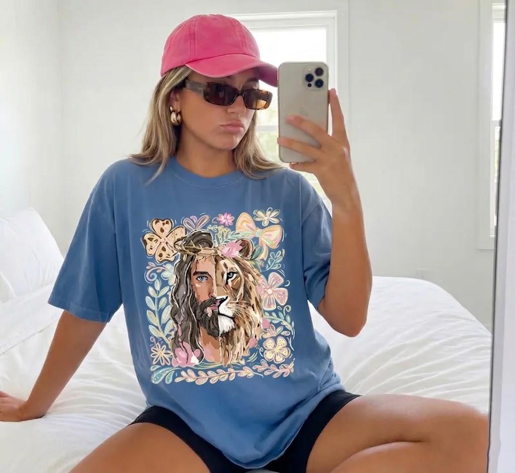 Lion Judah Shirt Religious Christian Tee Jesus Lion Of Judah Floral T-Shirt Faith Based Apparel Spiritual Gift For Women And Men Aesthetic Christian Clothing 2