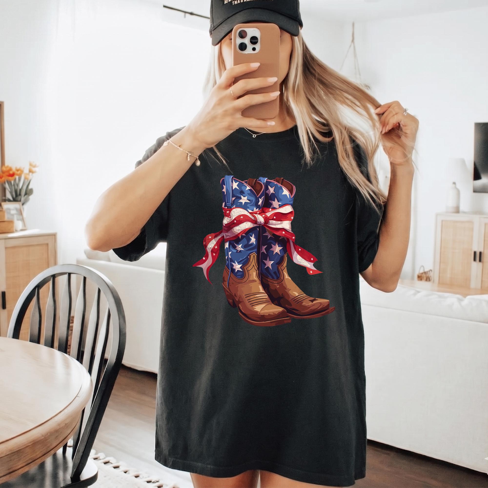 Vintage Cowboy Boot Bow Graphic T-Shirt Patriotic 4th of July Western Cowgirl Oversized Tee American Flag Star Ribbon Boots Graphic Shirt Cute Country Music Concert Top Women American Flag Patriotic Cowboy Boots Graphic Tee 3