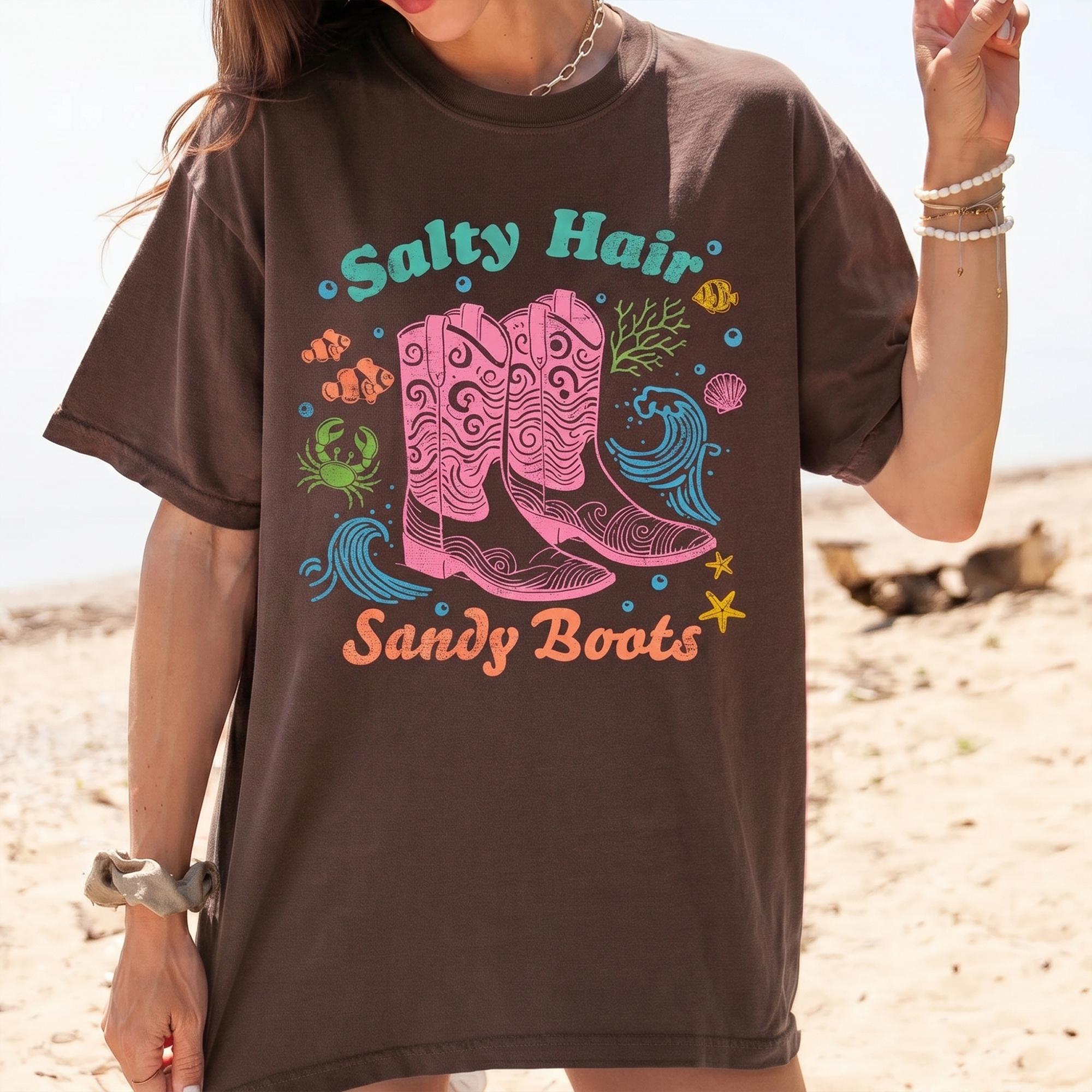 Salty Hair Sandy Boots Coastal Cowgirl Graphic Tee Oversized T-Shirt Summer Clothes for Women Retro Western Beach Vacation Casual Basic Loose Fit Brown Top Holiday Outfits Ladies Womenswear Preppy Aesthetic 3