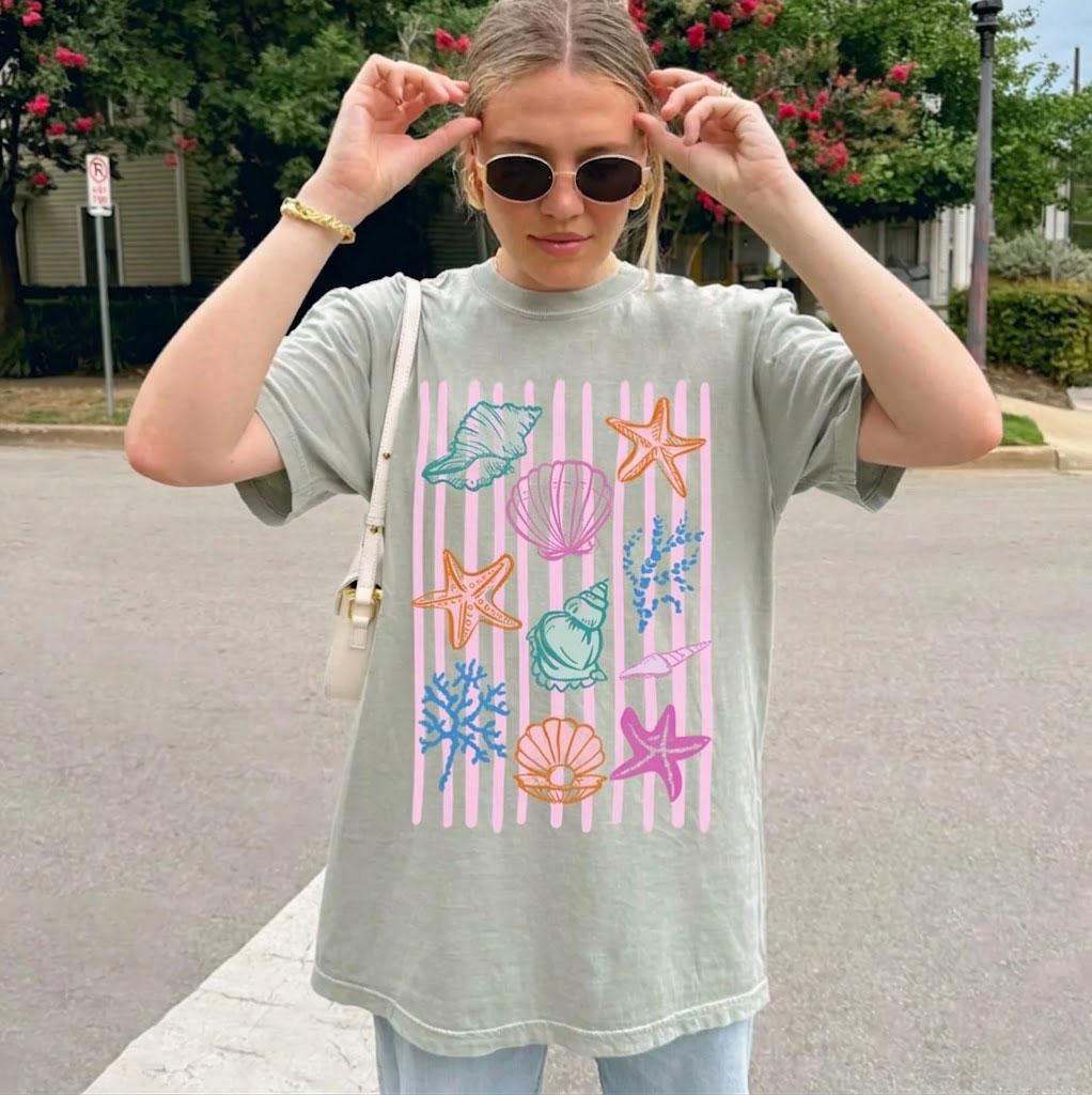 Coastal Seashell Striped Graphic Oversized T-Shirt for Women Preppy Beachy Coastal Aesthetic Mint Green Blend Top With Pink Stripes Summer Vacation Ocean Core Starfish Coral Marine Girls VSCO Trendy Casual Tee 4