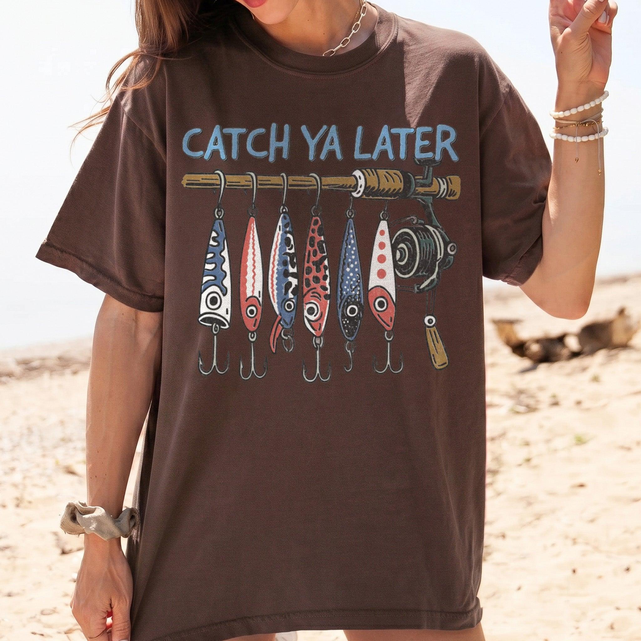 Catch Ya Later Fishing T-Shirt Funny Fishing Lures Graphic Tee Retro Fisherman Gifted Trendy Summer Beach Shirt Oversized Aesthetic Cute Outdoor Fish T-Shirt for Women Lake Day Outfit 2