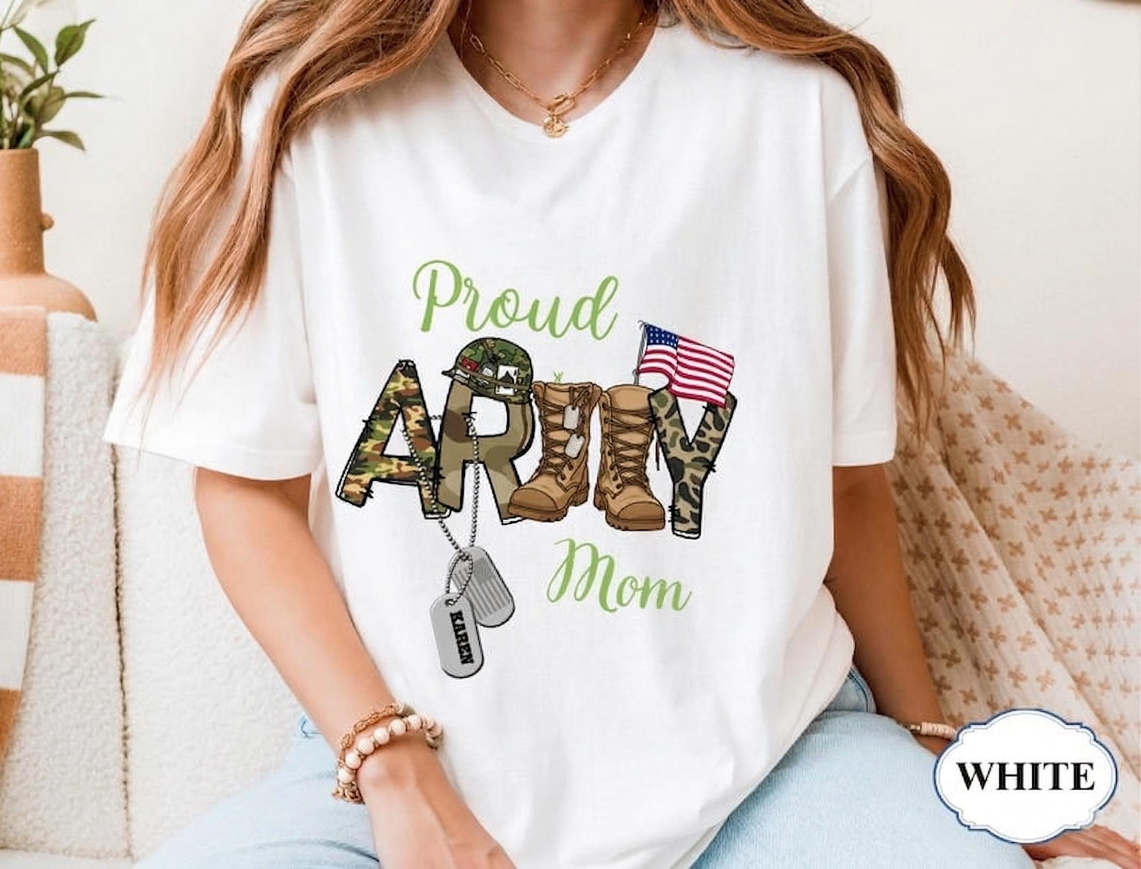 Proud Army Mom Graphic Print Short Sleeve Summer T-Shirt For Women And Mothers Patriotic Casual Military Support Camo Aesthetic White Cotton Blend Graphic Tee With US Flag Combat Boots Dog Tags Military Pride Apparel Top 4