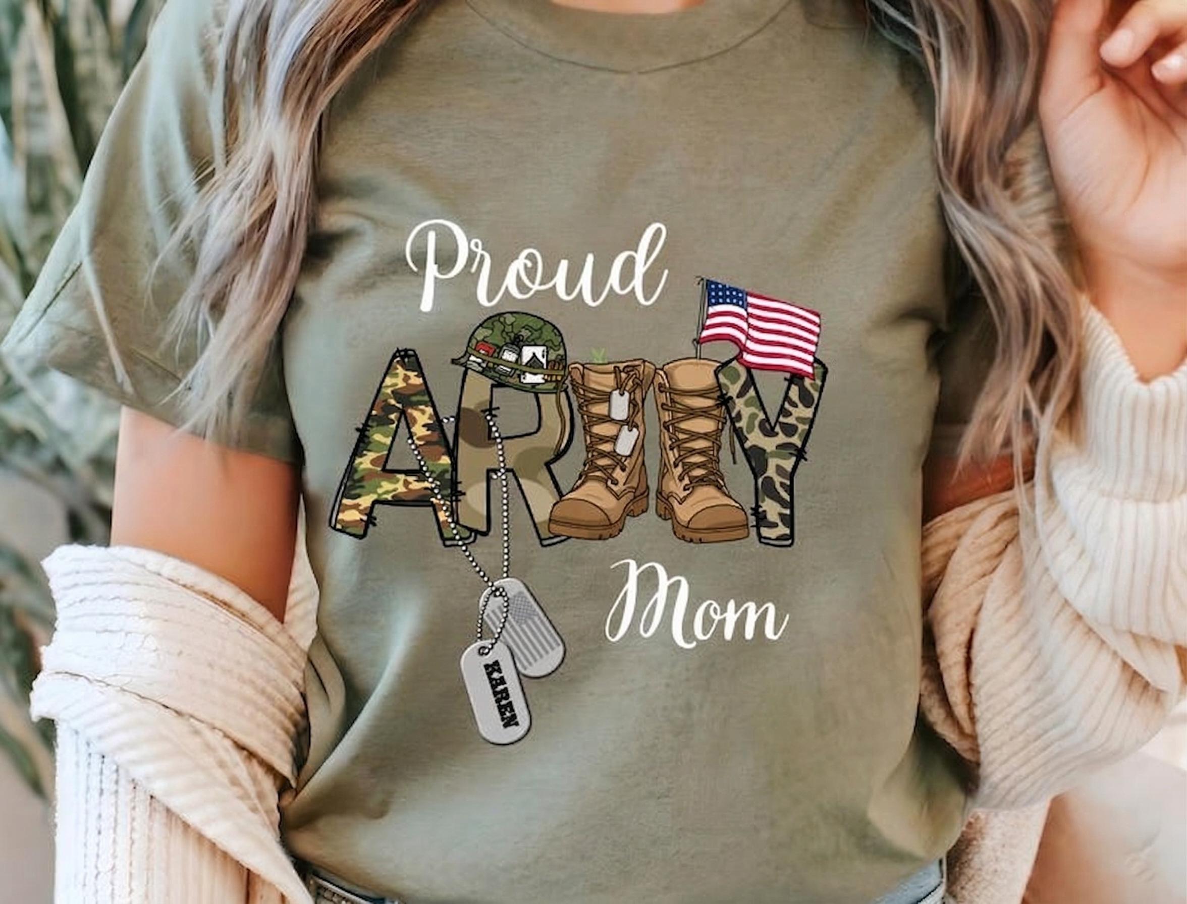 Proud Army Mom Graphic Print Short Sleeve Summer T-Shirt For Women And Mothers Patriotic Casual Military Support Camo Aesthetic White Cotton Blend Graphic Tee With US Flag Combat Boots Dog Tags Military Pride Apparel Top 3
