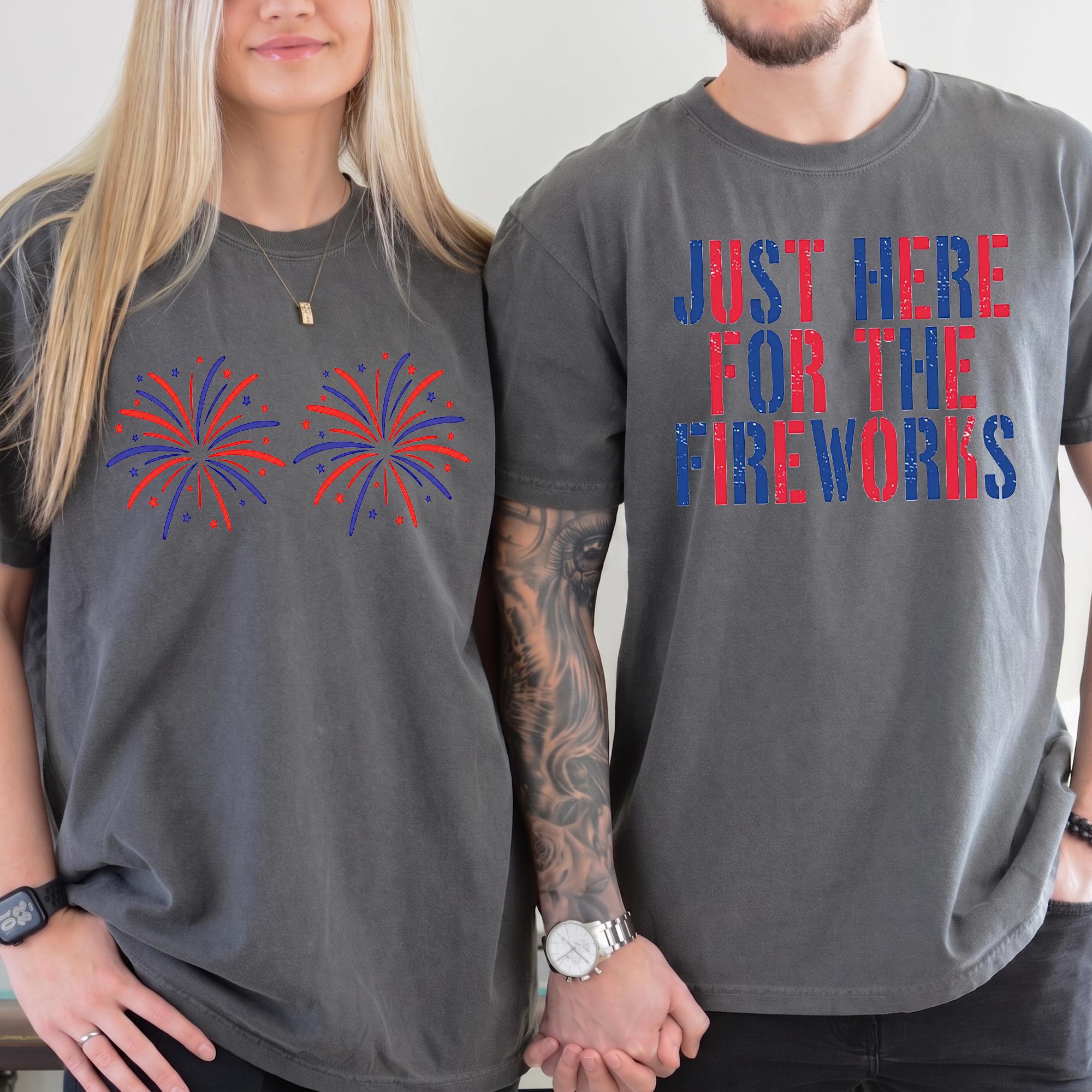 Just Here For The Fireworks Graphic Tee Couples Matching T-Shirts 4th of July Top Men Women Adult Patriotic Retro Distressed Summer Casual Funny Black White Red Blue Soft Cotton Blend USA 250th Independence Day Celebration Holiday Apparel fathe 2
