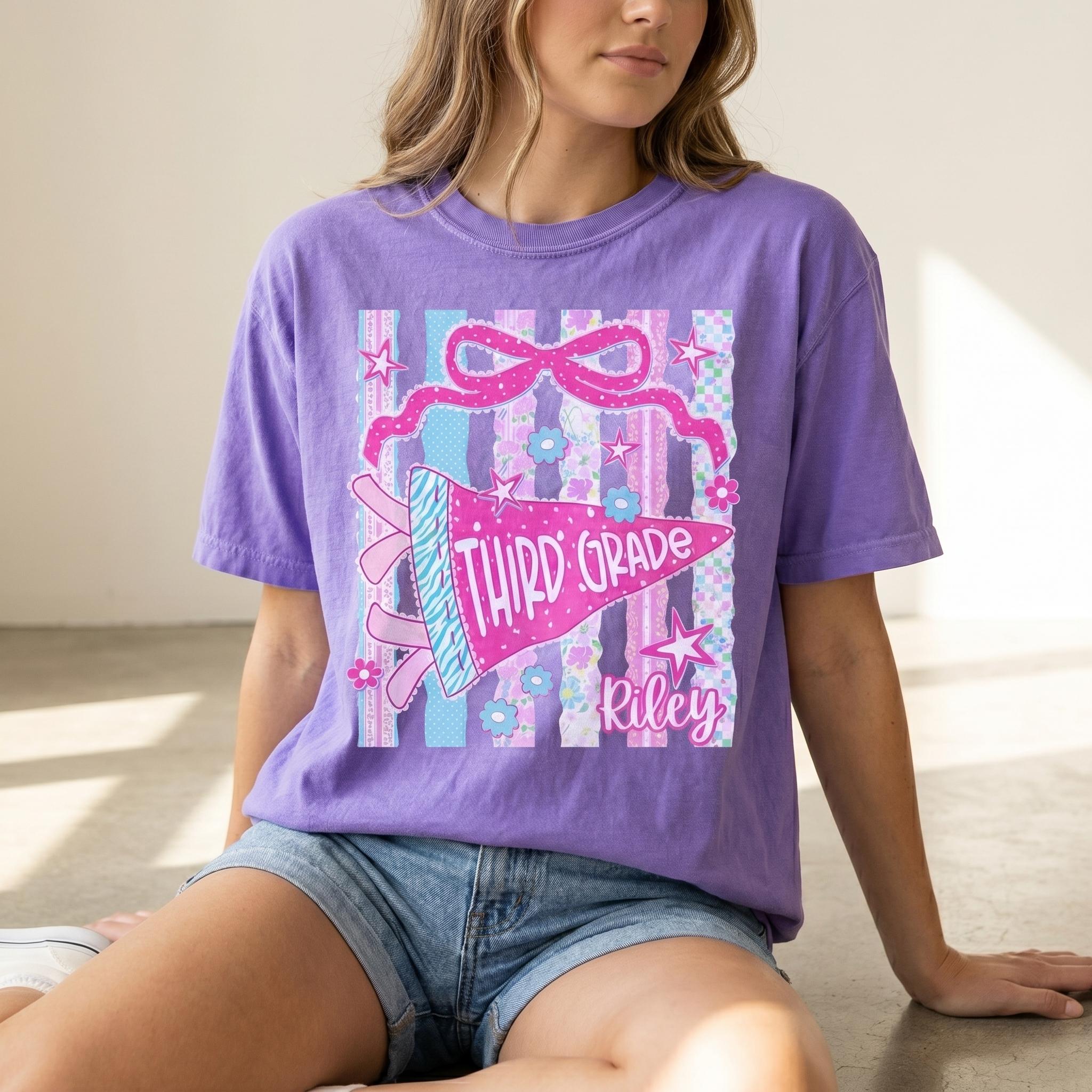 Personalized Third Grade Pennant T-Shirt for Girls Preppy Coquette Pink Bow Back to School Custom Name Comfort Colors Cotton Tee Soft Girl Aesthetic First Day of School 3rd Grade Student Vintage Wash Graphic Shirt 3