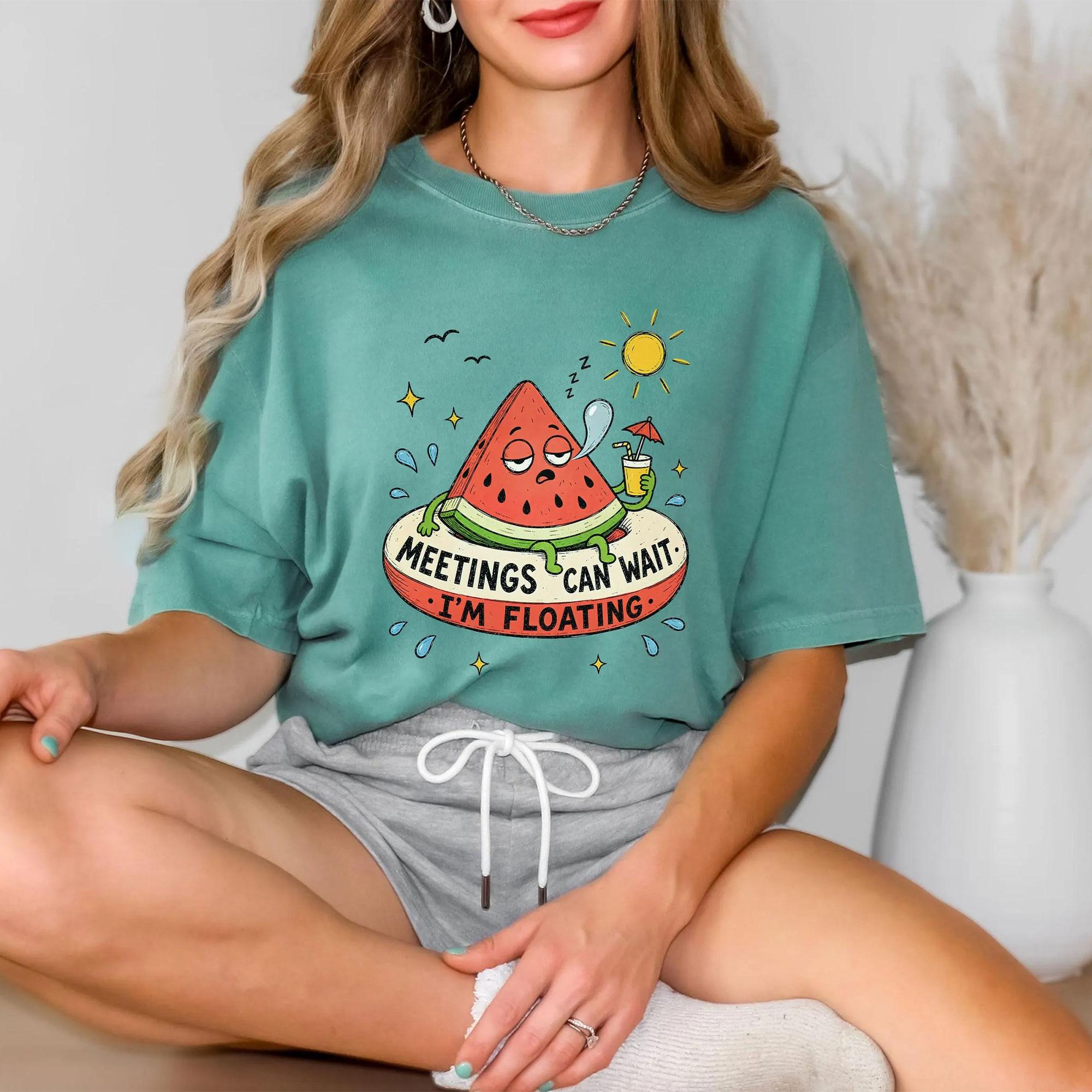 Meetings Can Wait I'm Floating Funny Graphic T-Shirt For Women And Men Unisex Retro Vintage Summer Vacation Humor Blend Watermelon Pool Floatie Relaxing Shirt Casual Graphic Tee Top Beach Wear 3