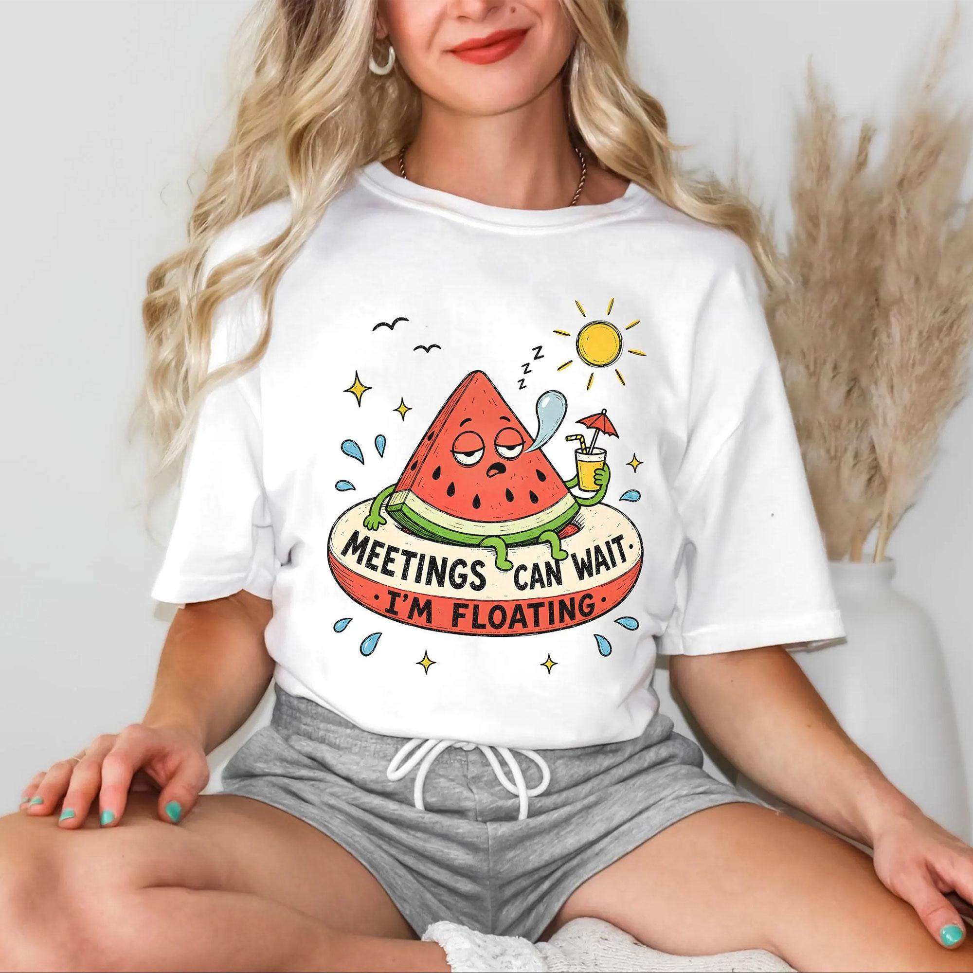 Meetings Can Wait I'm Floating Funny Graphic T-Shirt For Women And Men Unisex Retro Vintage Summer Vacation Humor Blend Watermelon Pool Floatie Relaxing Shirt Casual Graphic Tee Top Beach Wear