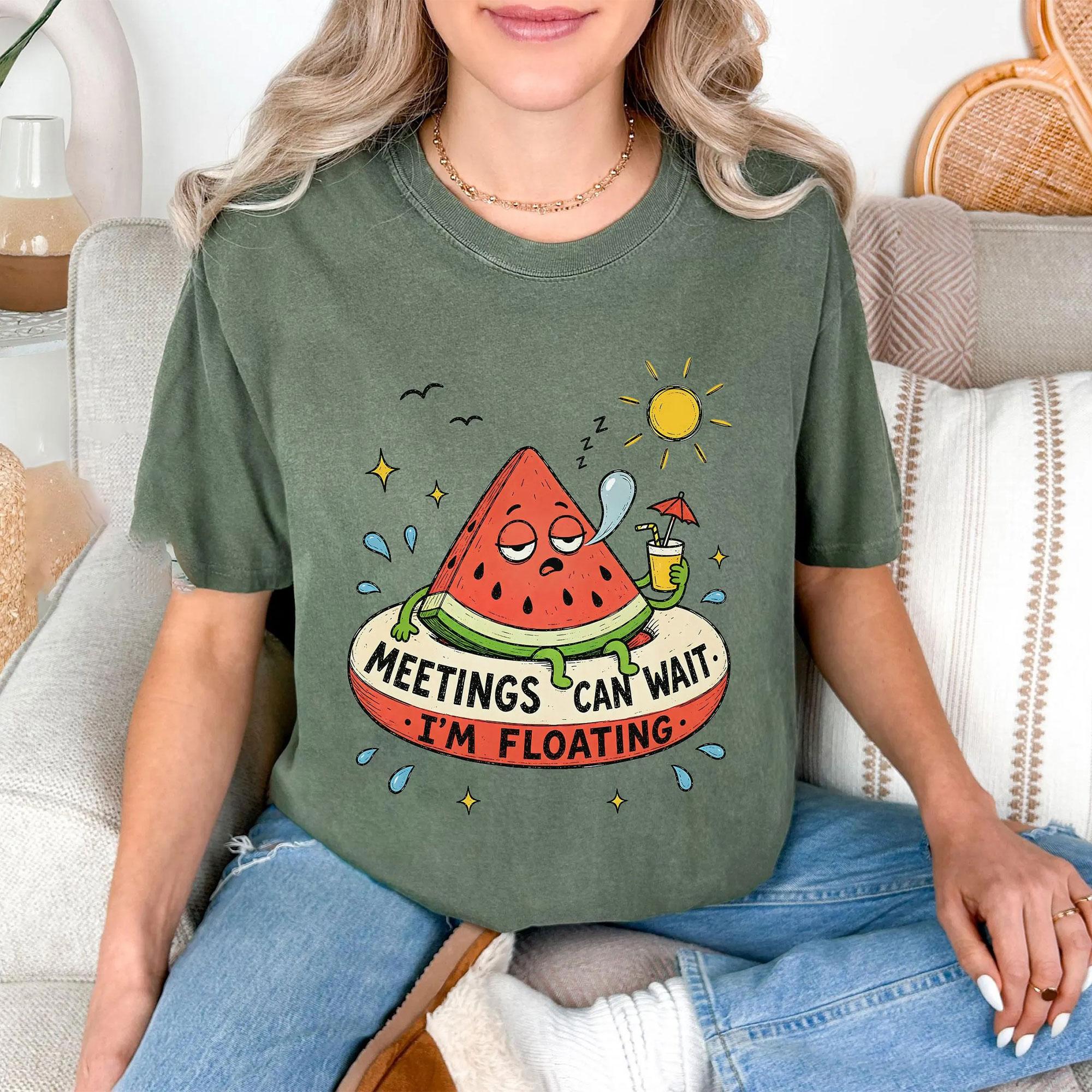 Meetings Can Wait I'm Floating Funny Graphic T-Shirt For Women And Men Unisex Retro Vintage Summer Vacation Humor Blend Watermelon Pool Floatie Relaxing Shirt Casual Graphic Tee Top Beach Wear 4