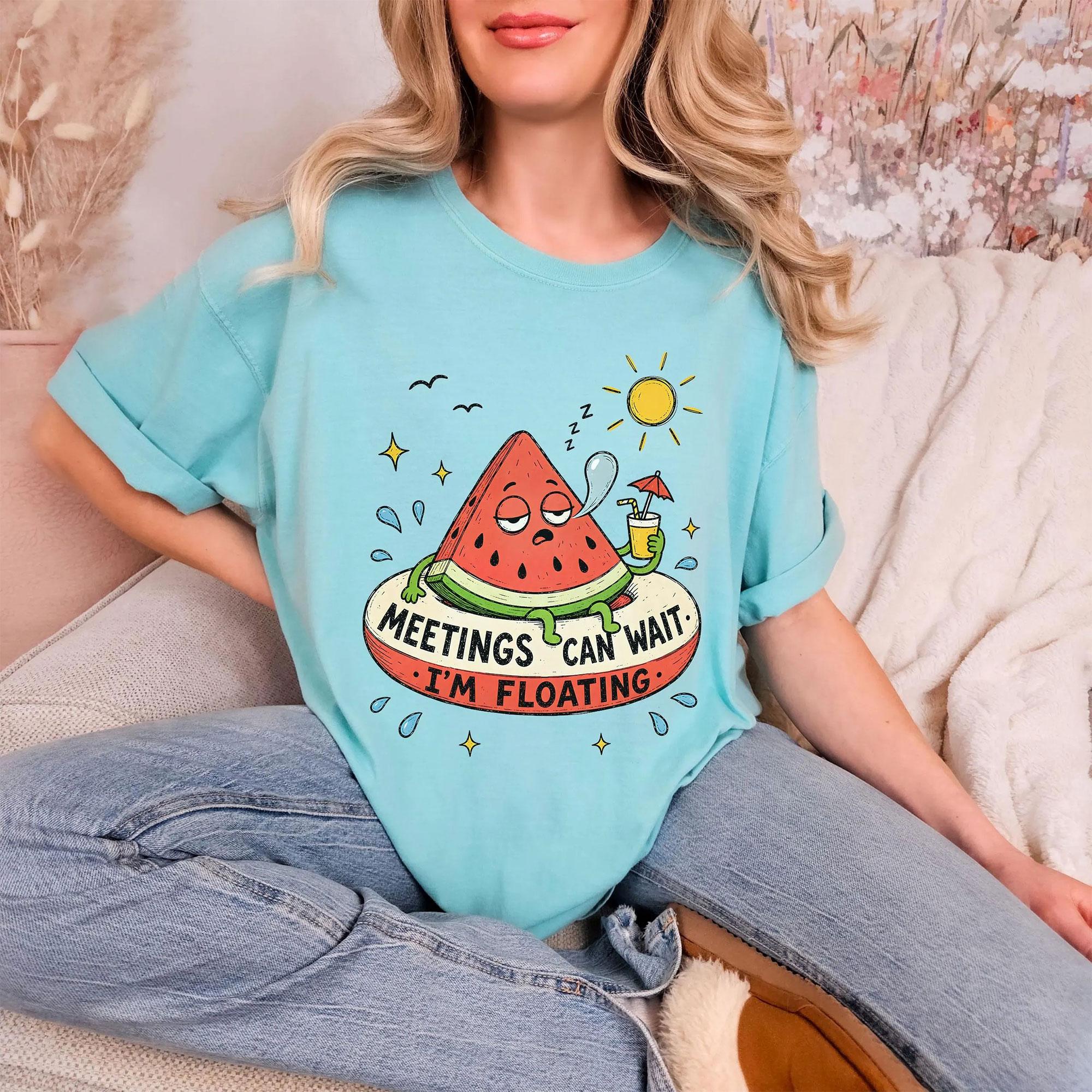 Meetings Can Wait I'm Floating Funny Graphic T-Shirt For Women And Men Unisex Retro Vintage Summer Vacation Humor Blend Watermelon Pool Floatie Relaxing Shirt Casual Graphic Tee Top Beach Wear 2