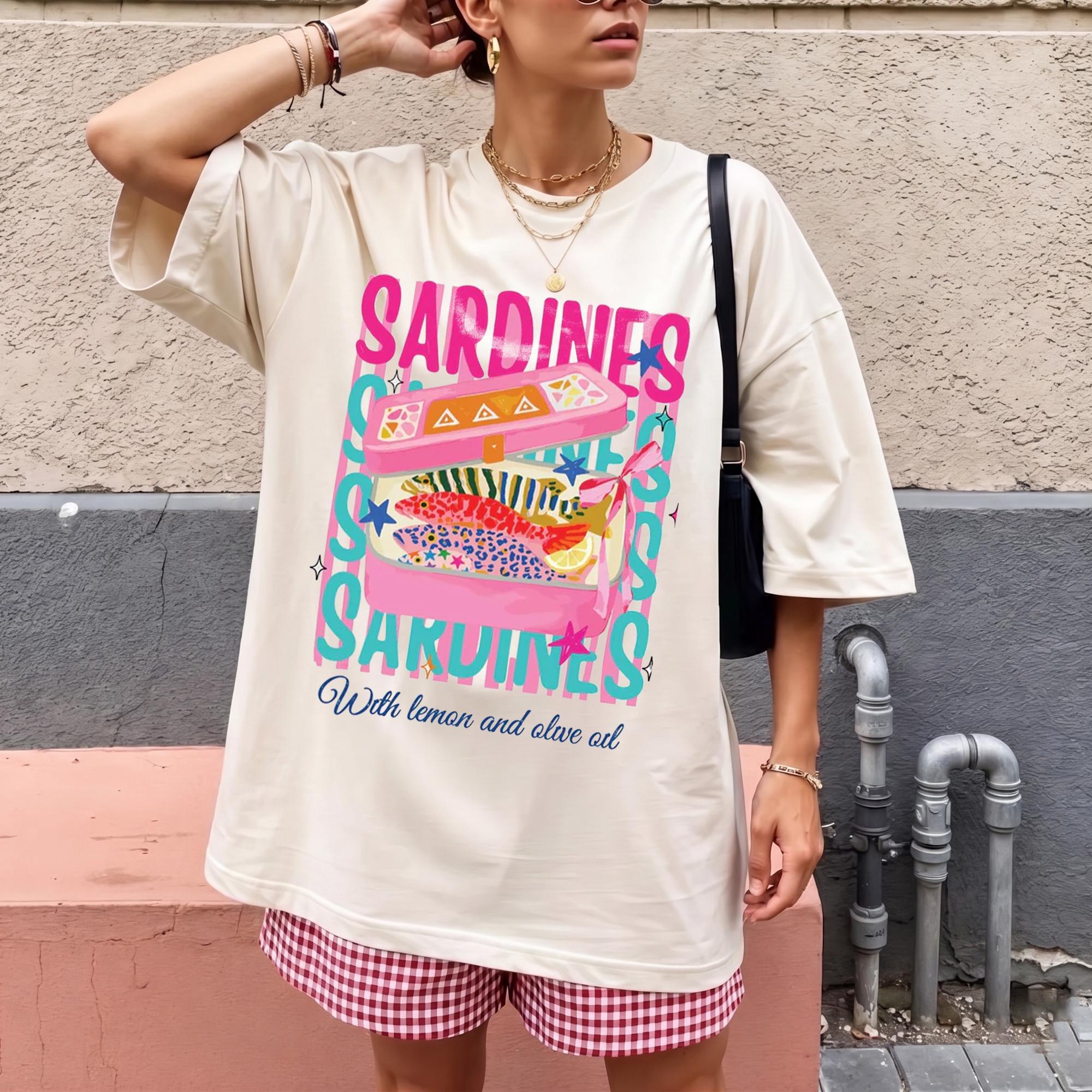 Retro Sardines Graphic Tee Oversized T-Shirt for Women and Unisex Preppy Coquette Quirky Foodcore Aesthetic Cream Cotton Colorful Pink Graphic Print Sardines With Lemon And Olive Oil Summer Beach Coverup Vintage Y2K Streetwear Top Outfit