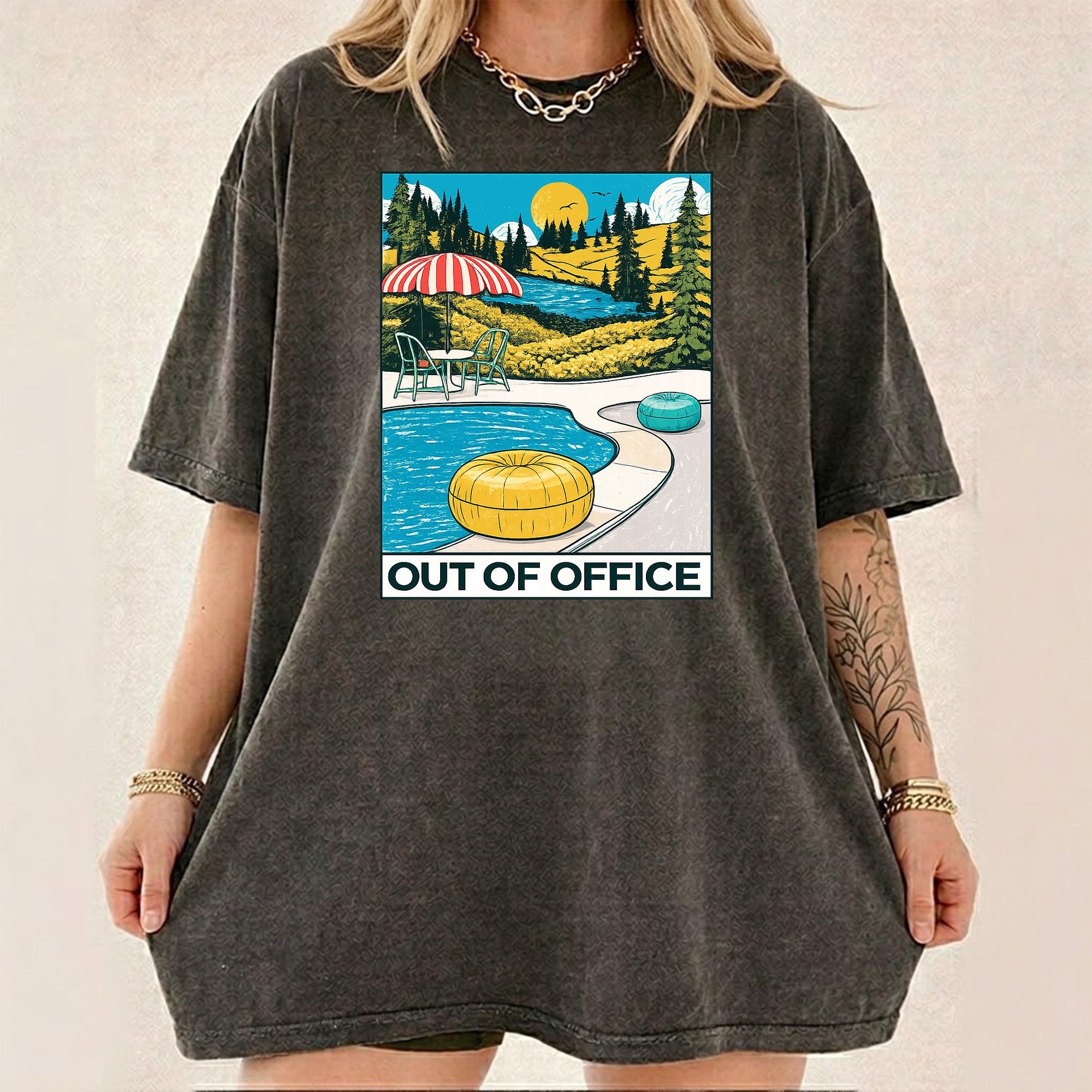 Women's Out of Office Vacation Graphic T-Shirt Crew Neck Lightweight Oversized Cotton Top, Retro Summer Aesthetic Vintage Travel Vibe, Preppy White Viral TikTok Fashion Streetwear Casual Daily Outfit Essential Tee for Women 4