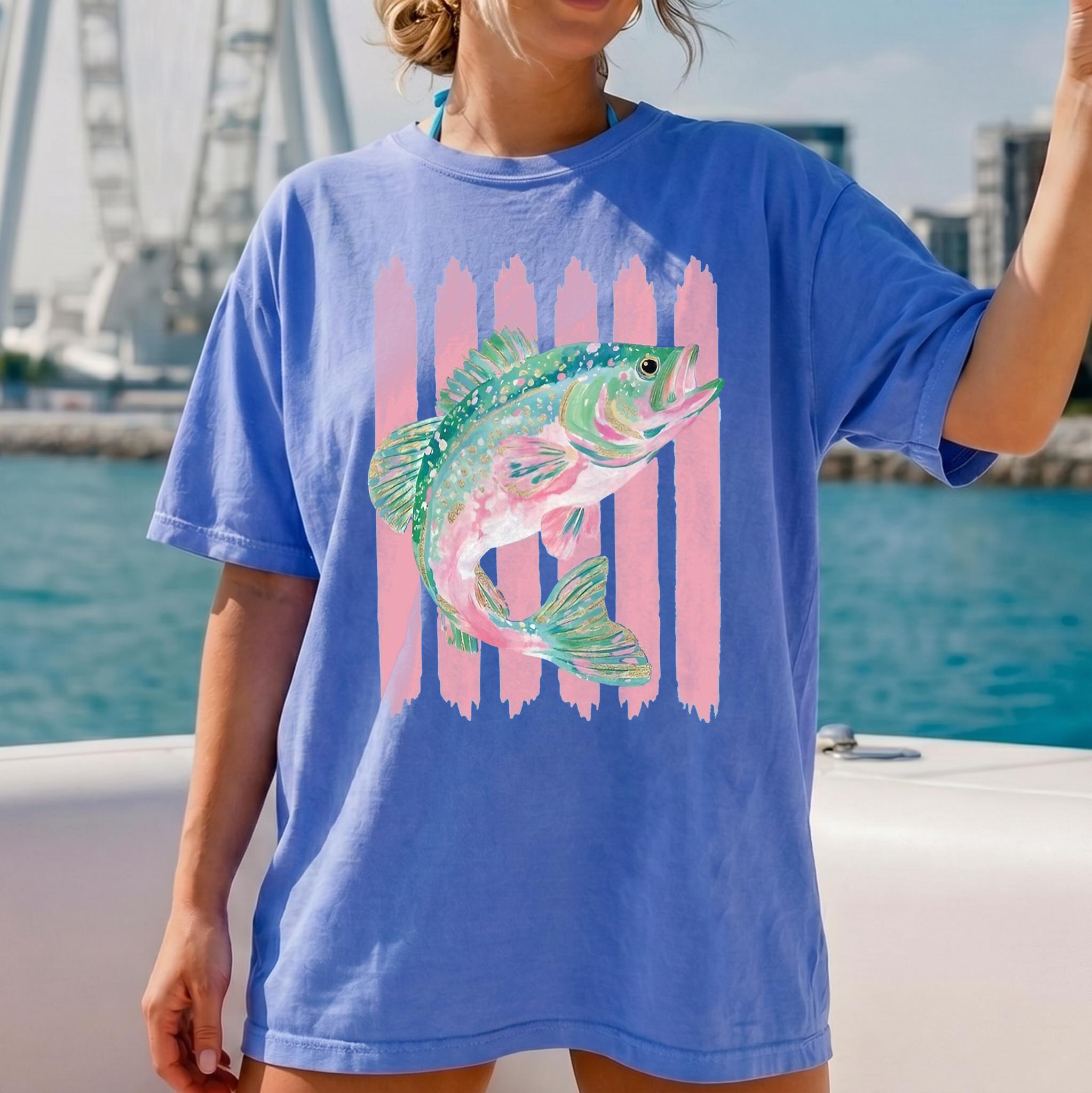 Colorful Preppy Bass Fish Graphic T-Shirt for Women Outdoorsy Glam Oversized Summer Lake Life Cotton Tee Coastal Preppy Girls Fish Too Fishing Vacation Top Faux Glitter Retro Boat Day Bass Fishing Apparel 4