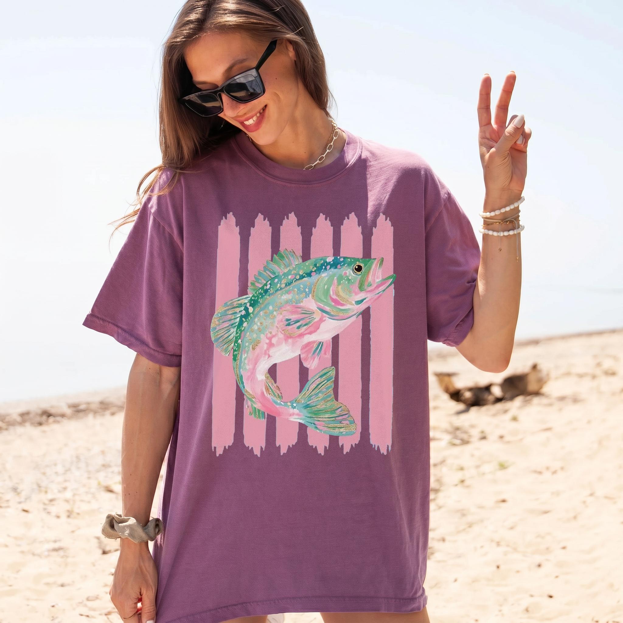 Colorful Preppy Bass Fish Graphic T-Shirt for Women Outdoorsy Glam Oversized Summer Lake Life Cotton Tee Coastal Preppy Girls Fish Too Fishing Vacation Top Faux Glitter Retro Boat Day Bass Fishing Apparel 3