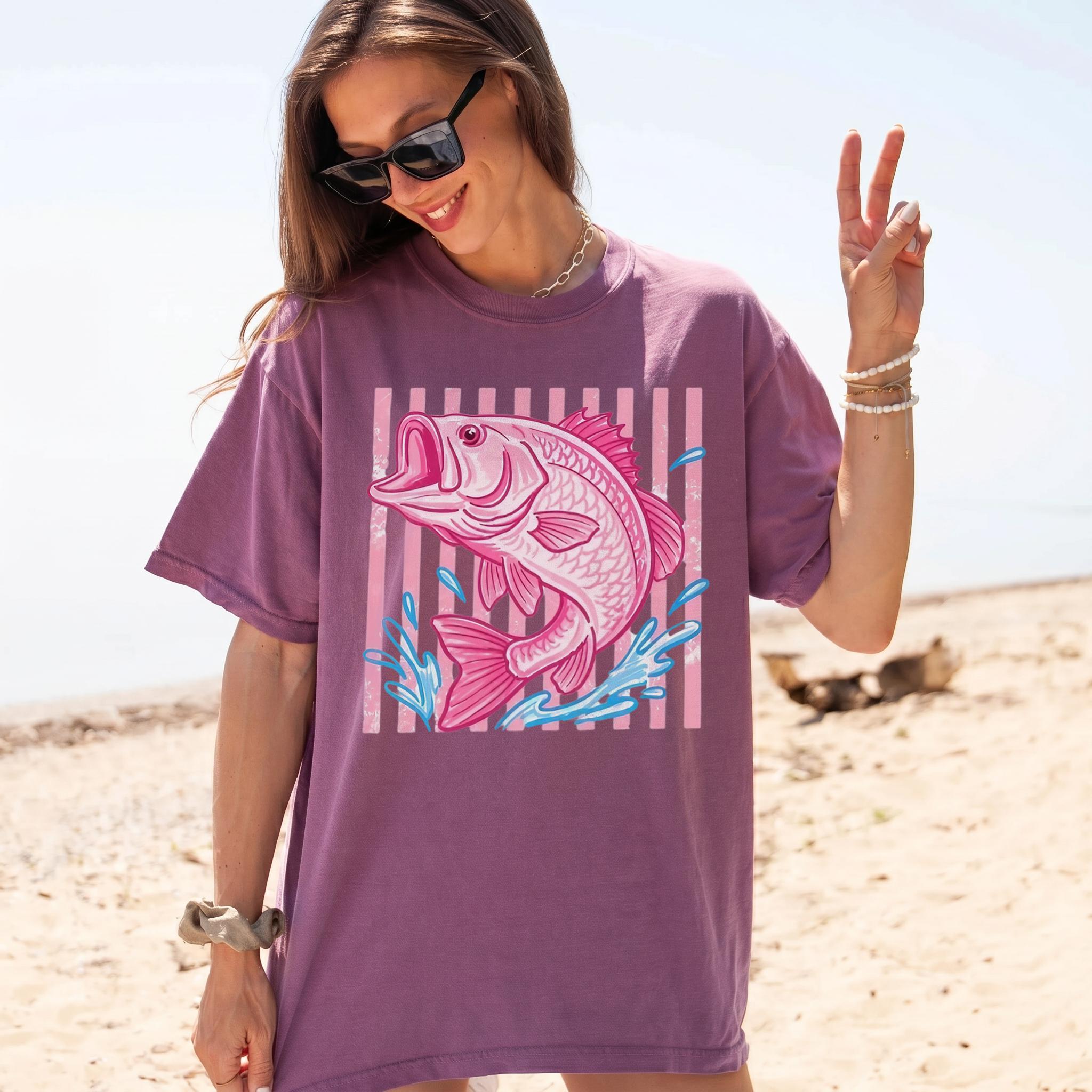 Women's Retro Pink Striped Bass Graphic Short-Sleeve T-Shirt - Preppy Coastal Oversized Vintage Brown Ribbed Cotton Fabric Top, Soft Streetwear for Beach Sea Life Lovers' Casual Vacations 3